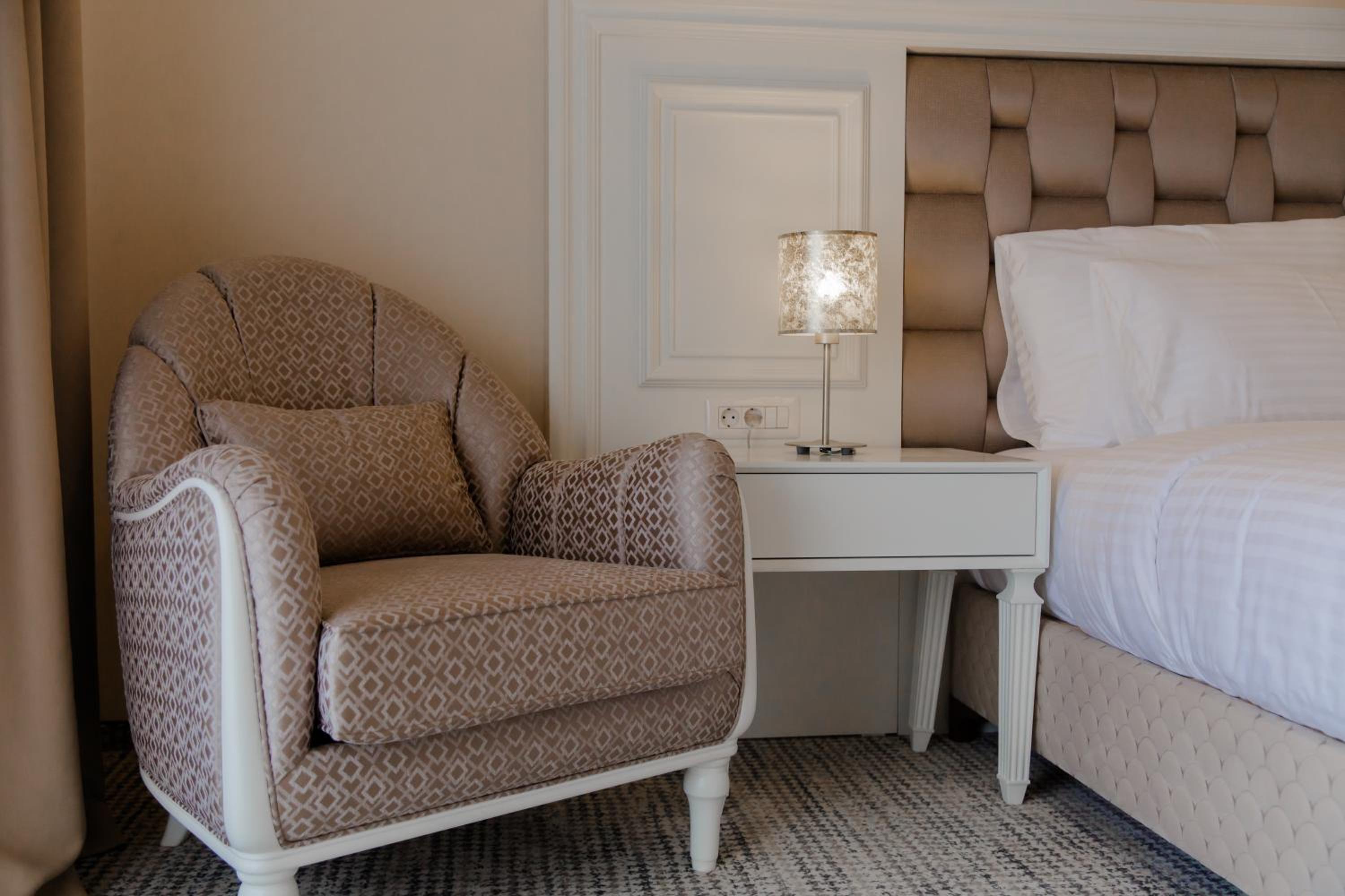 Deluxe Room - Photo 17