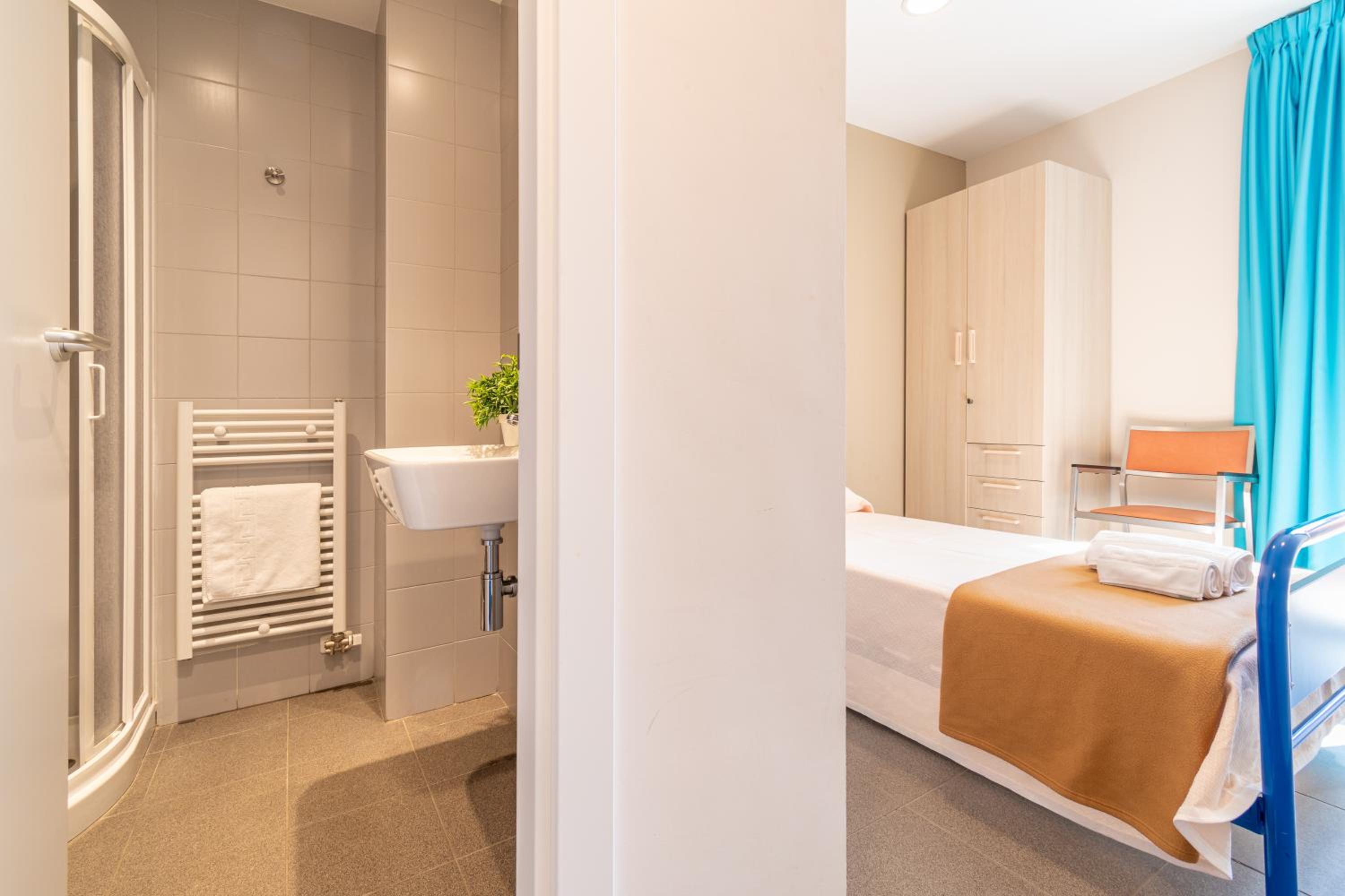Single Room with Private Bathroom photo 2