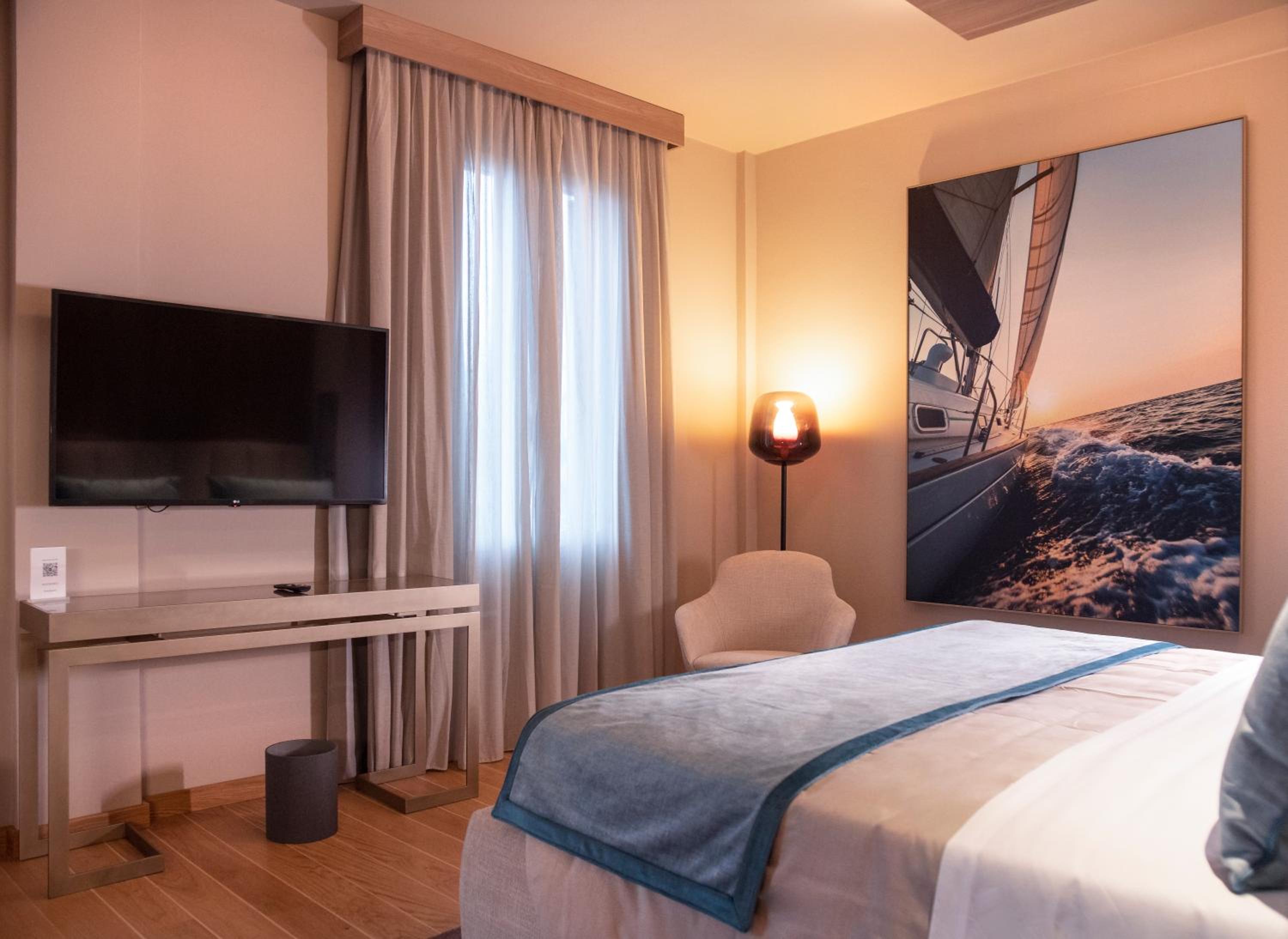 Junior Suite with Balcony - Photo 4