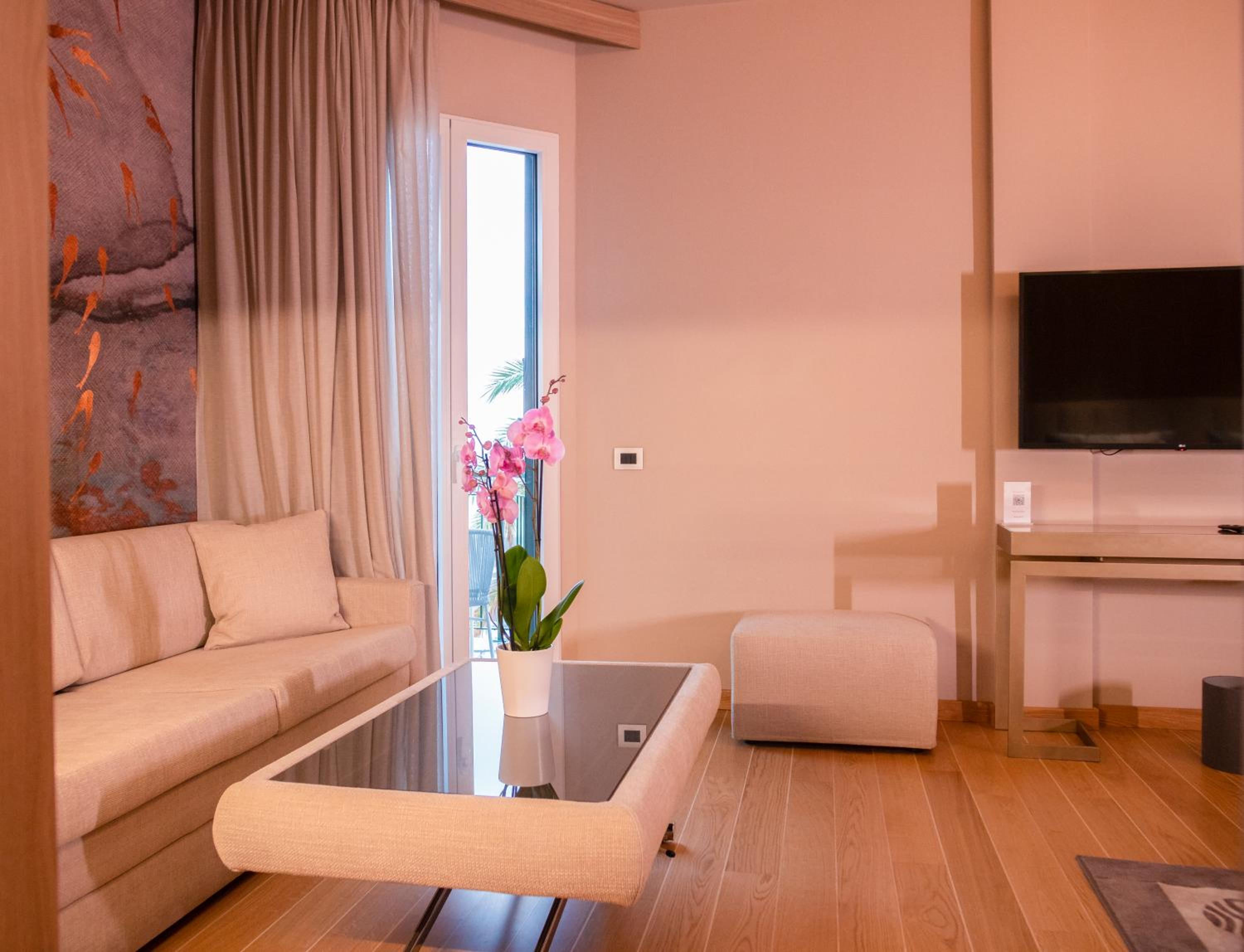 Junior Suite with Balcony - Photo 5