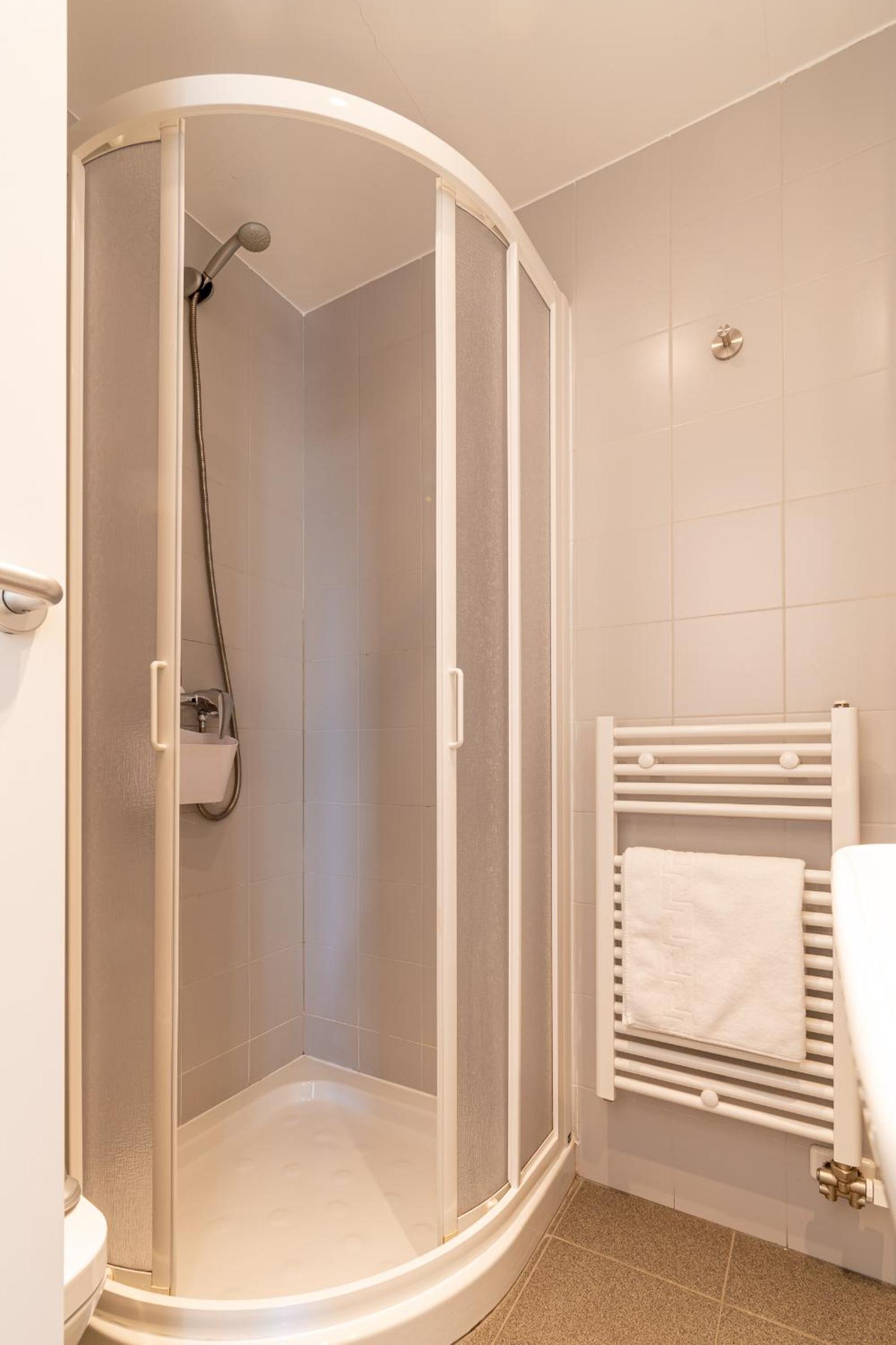 Single Room with Private Bathroom photo 3