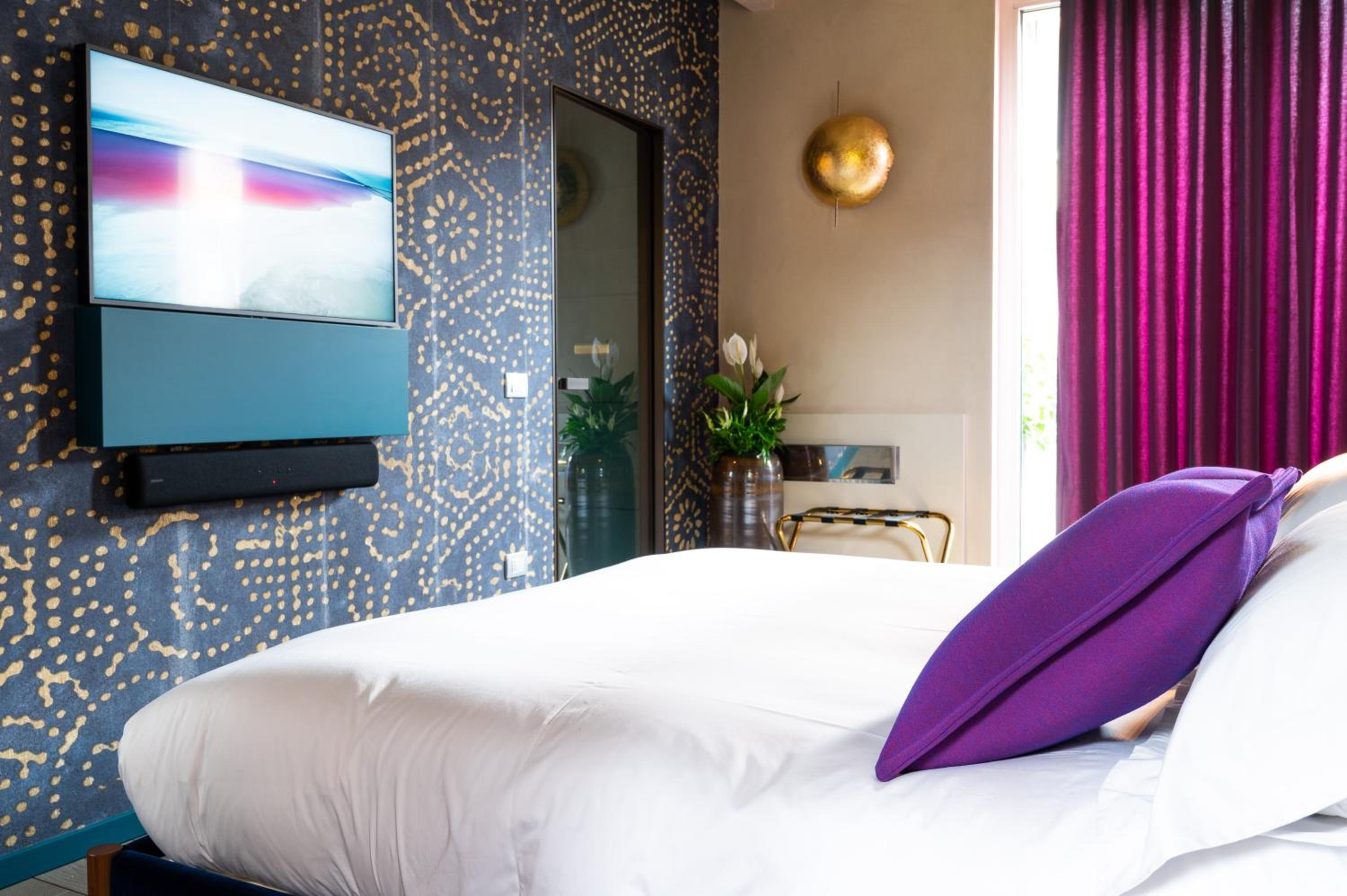 Deluxe King Room photo 1