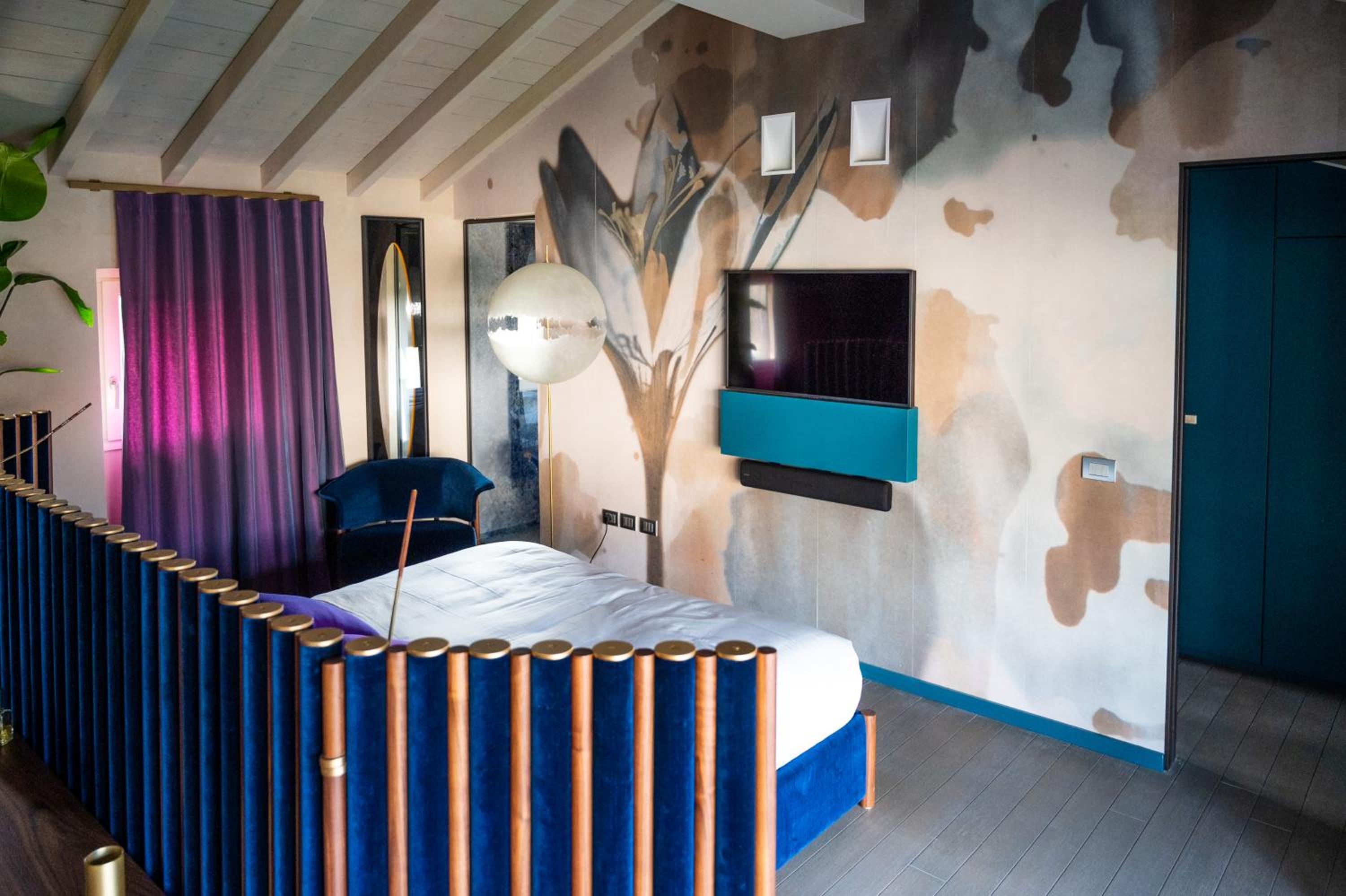Deluxe King Room photo 1