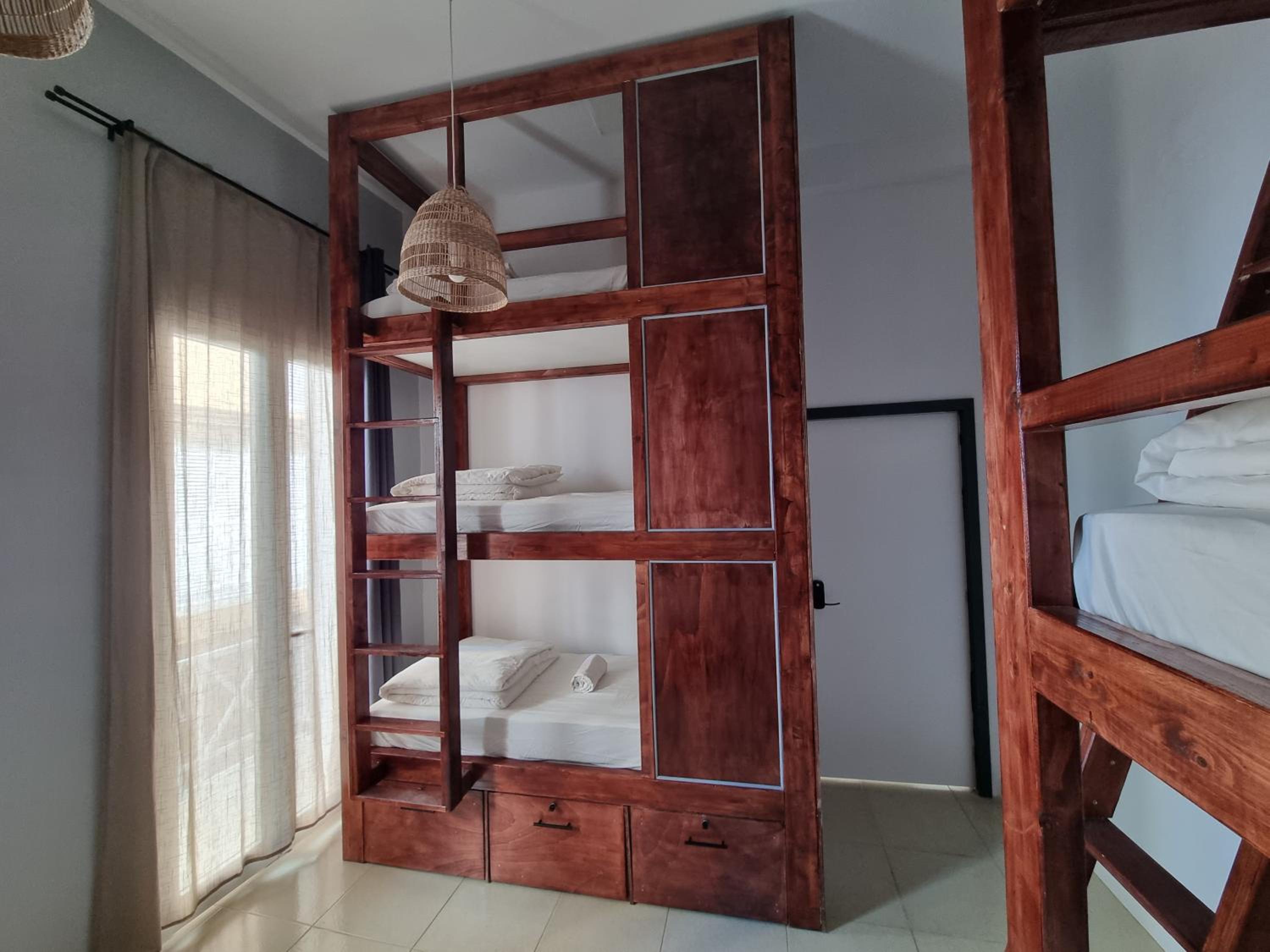 Cama en Dormitorio Mixto de 10 Camas