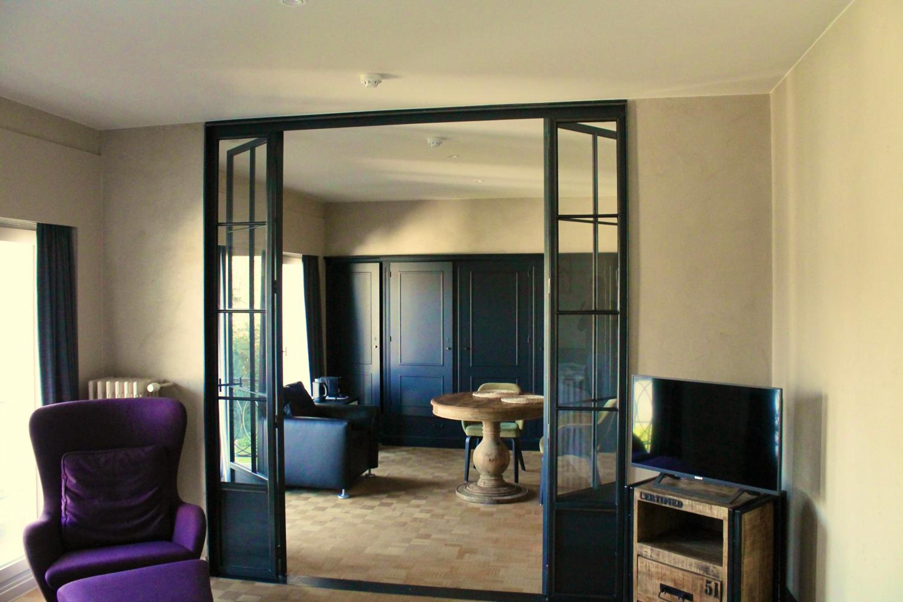 King Suite with Bathtub - Photo 4