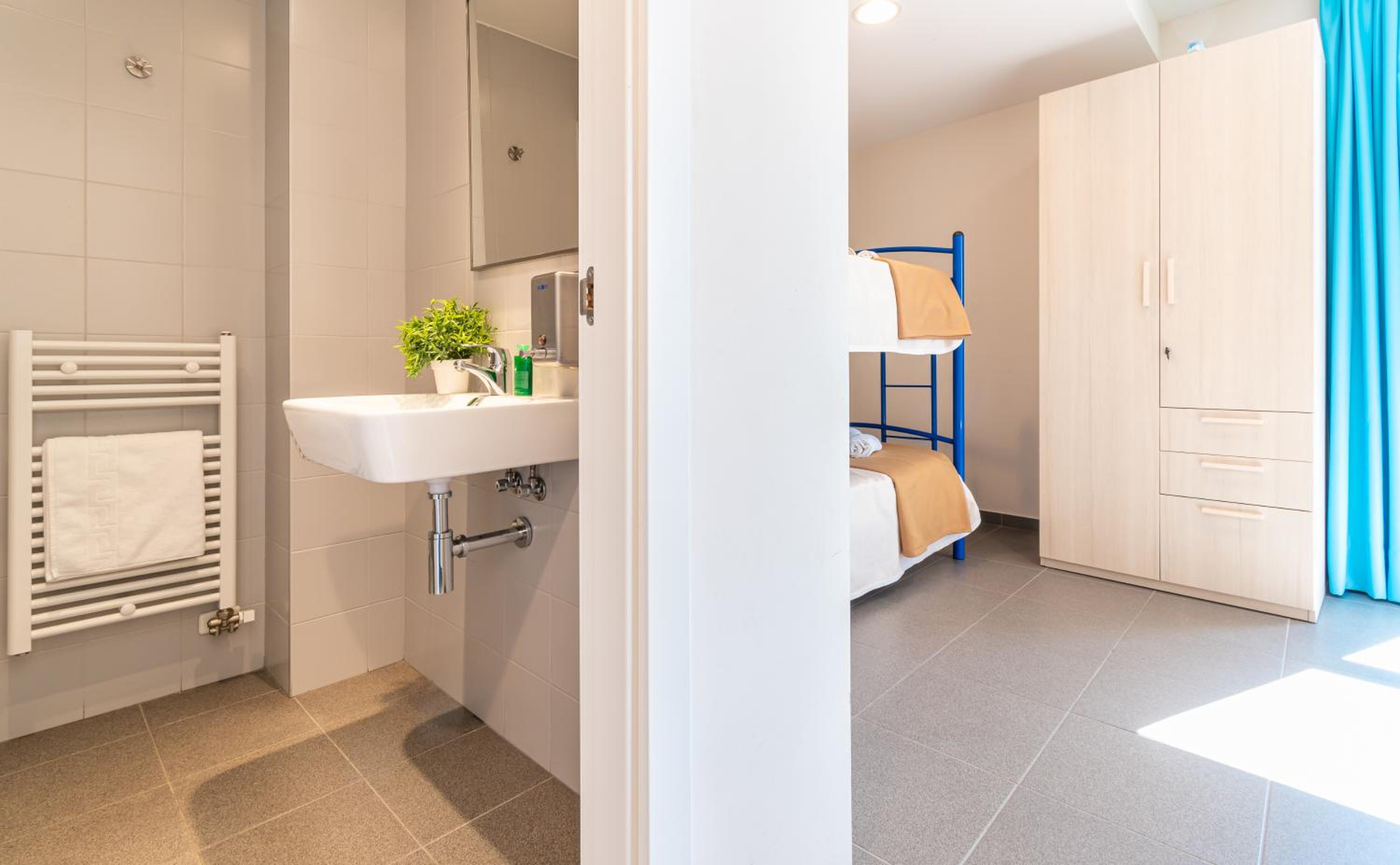 Quadruple Room with Private Bathroom photo 3