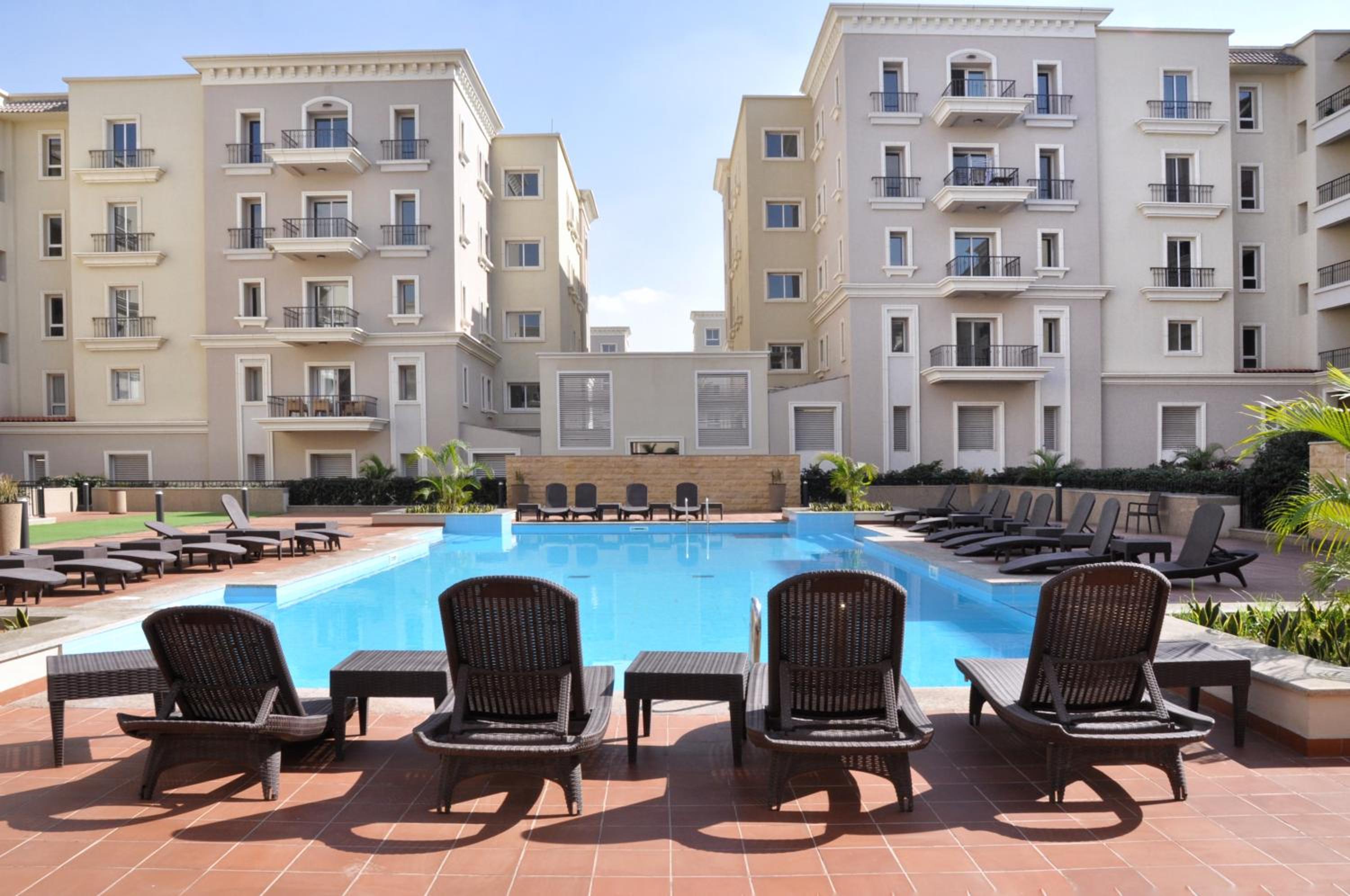 Apartment with Pool View