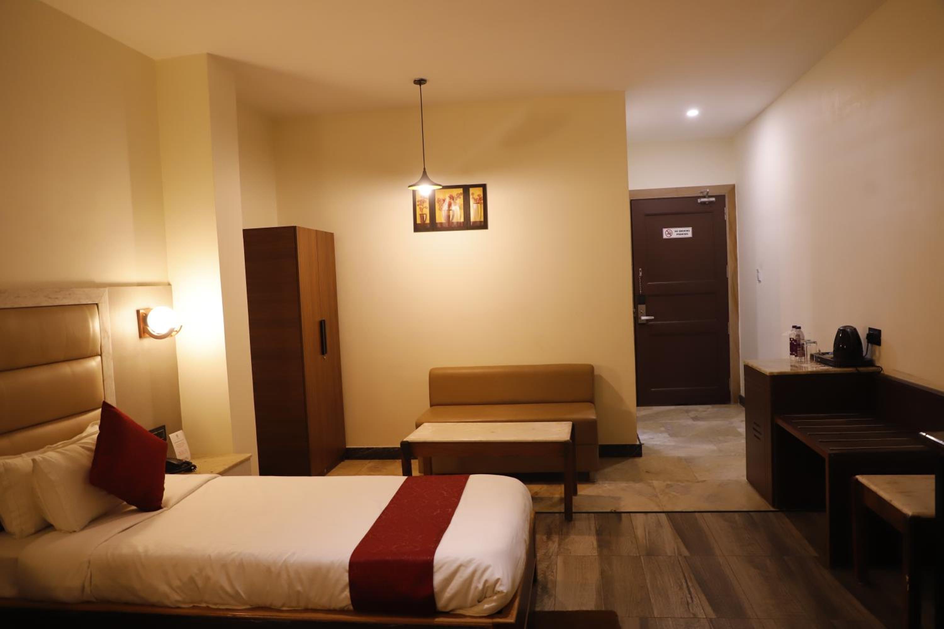 Deluxe Double Room with Balcony photo 2