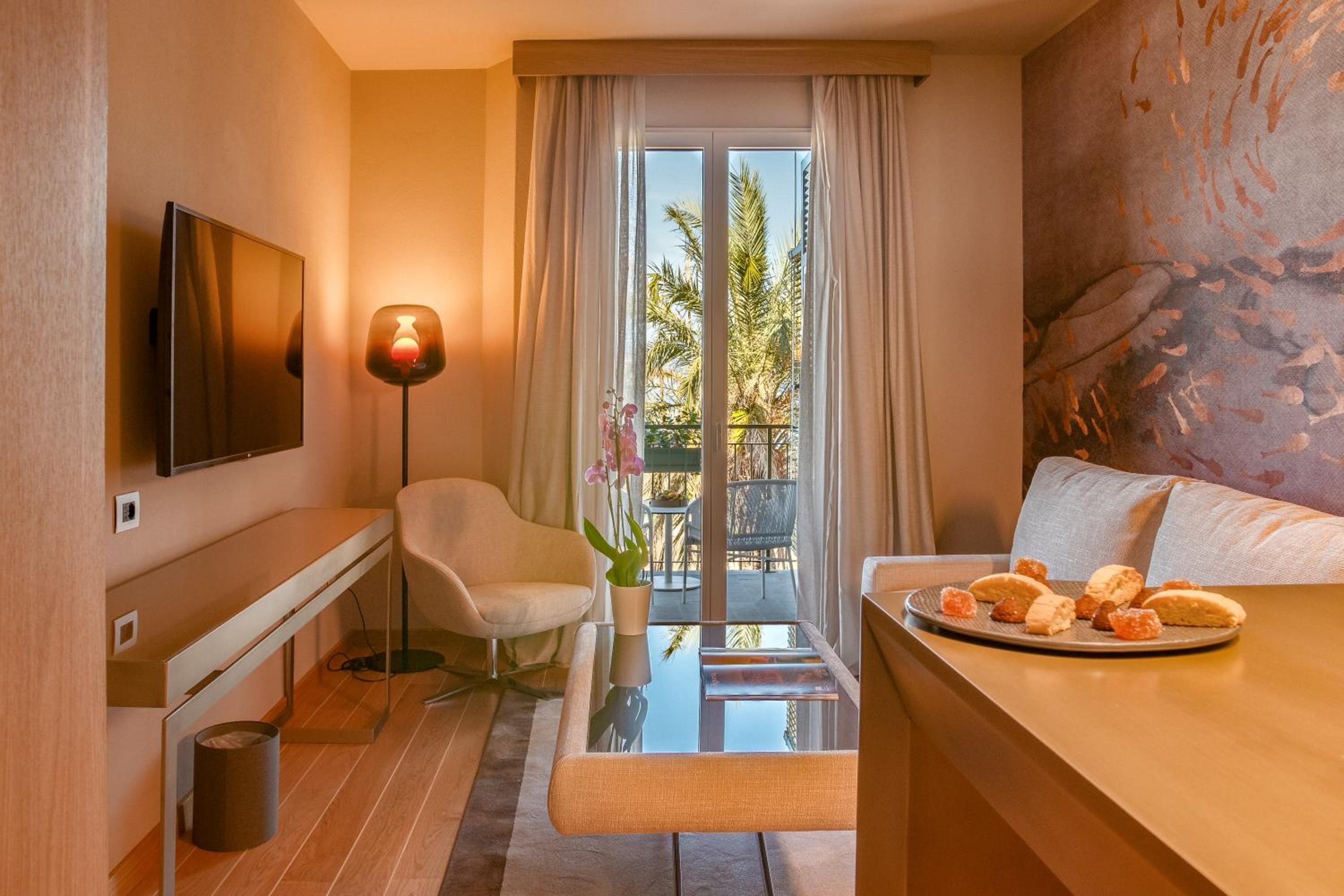 Suite with Balcony - Photo 4