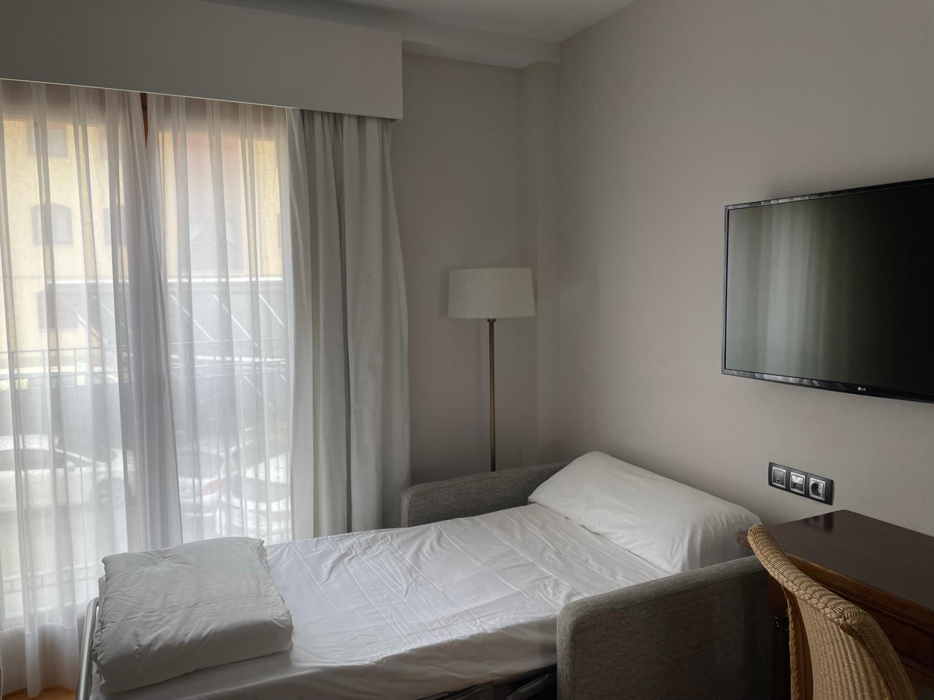 Standard Double Room (2 Adults + 1 Child) - Photo 3