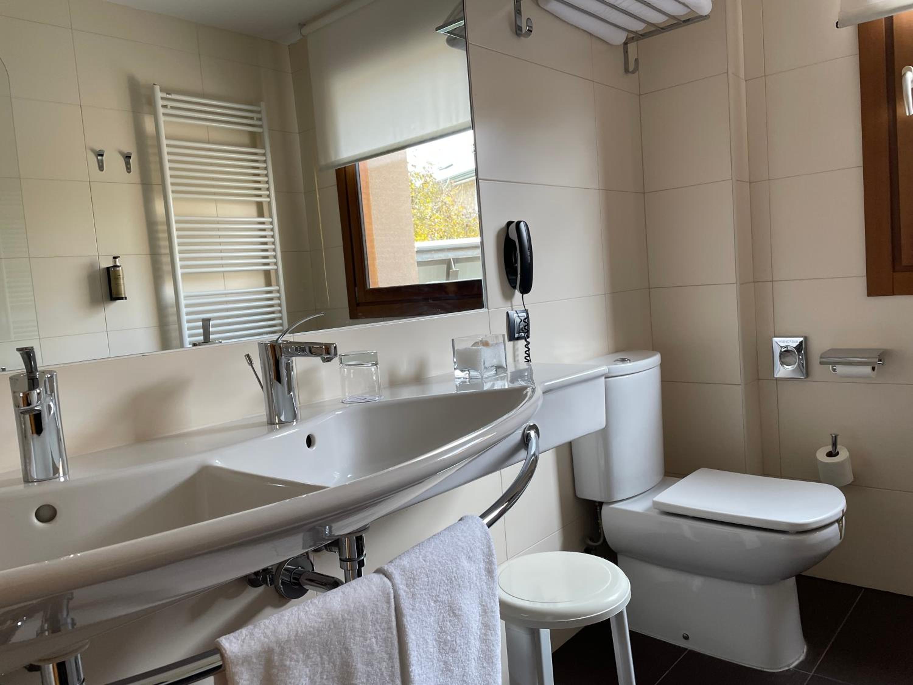 Standard Double Room (2 Adults + 1 Child) - Photo 5