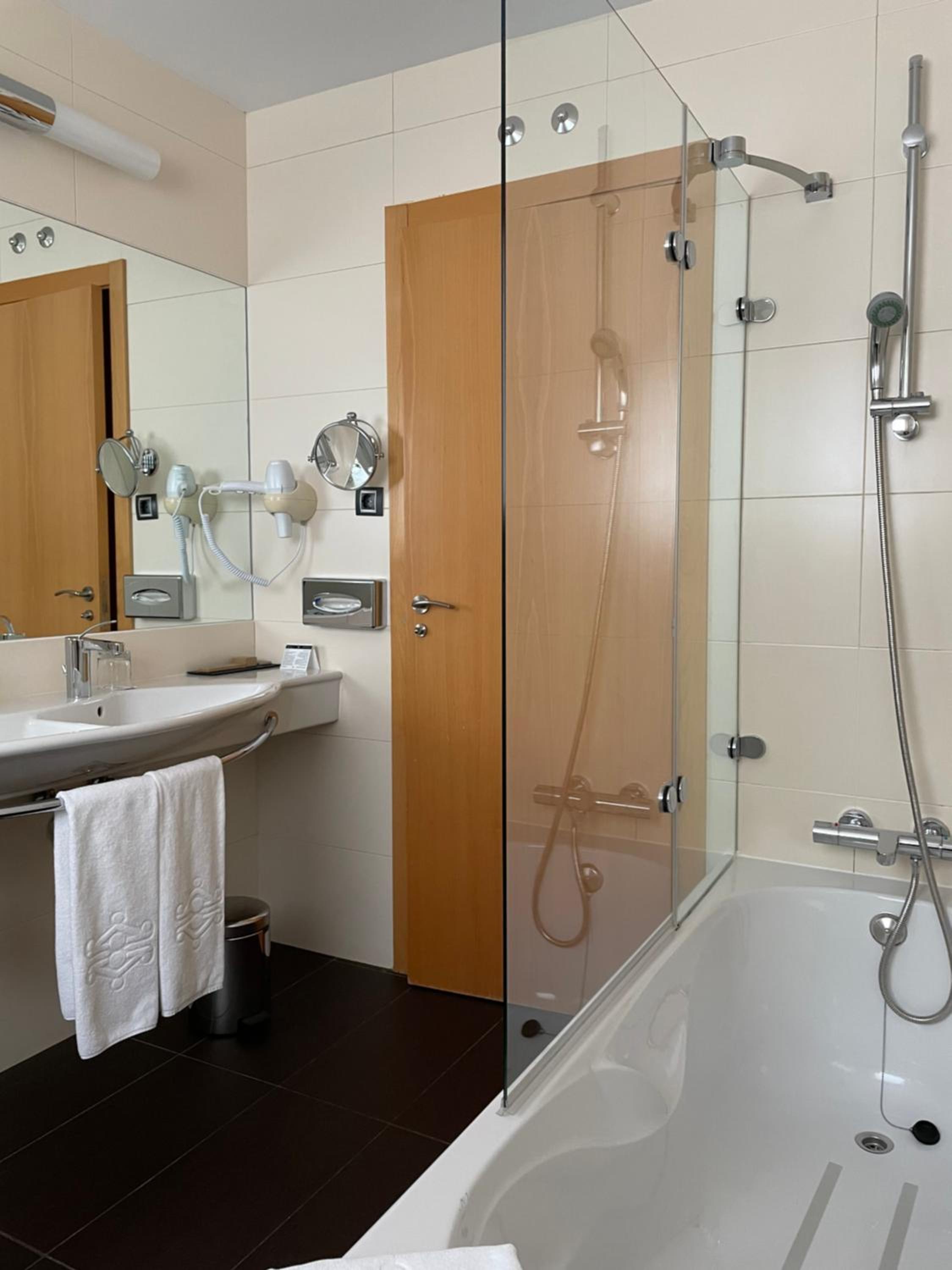 Standard Double Room - Photo 13