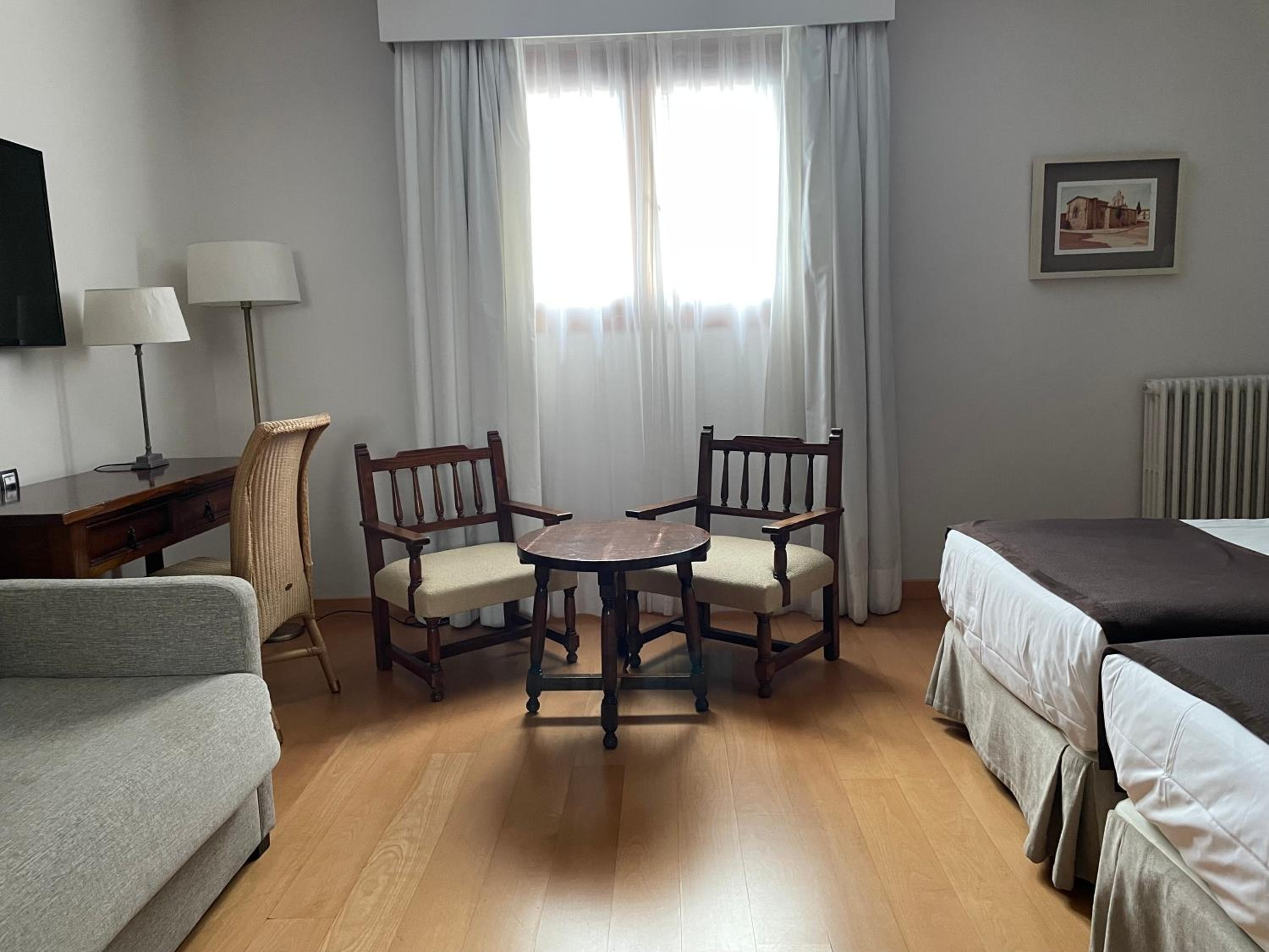 Standard Double Room (2 Adults + 1 Child) - Photo 8