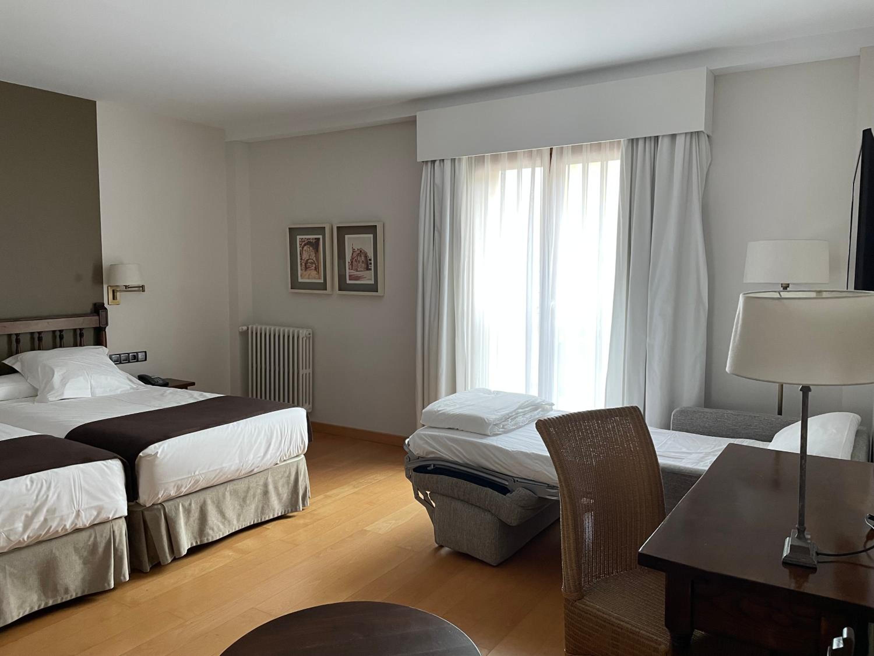 Standard Double Room (2 Adults + 1 Child) - Photo 9