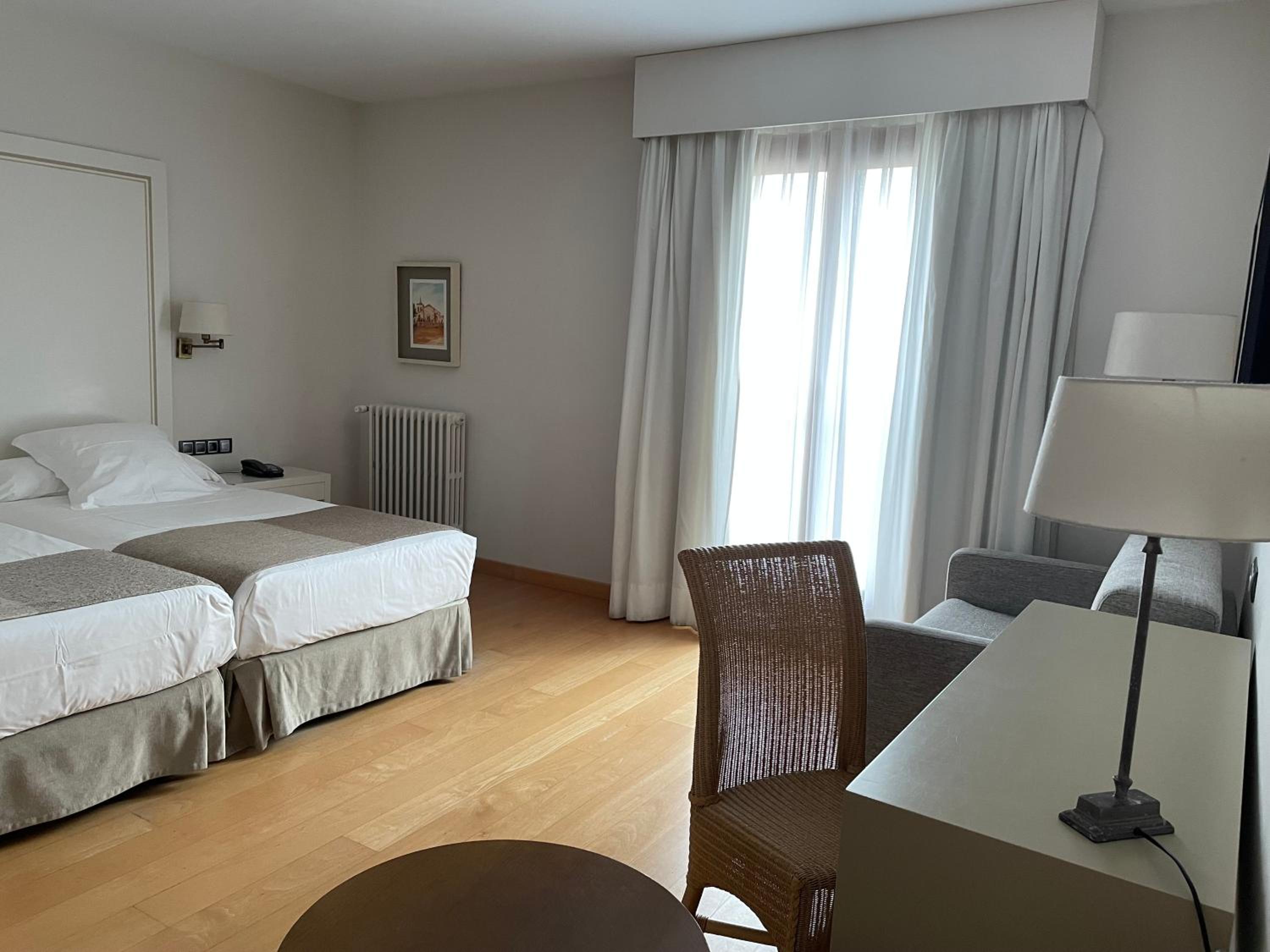 Standard Double Room (2 Adults + 1 Child) - Photo 11