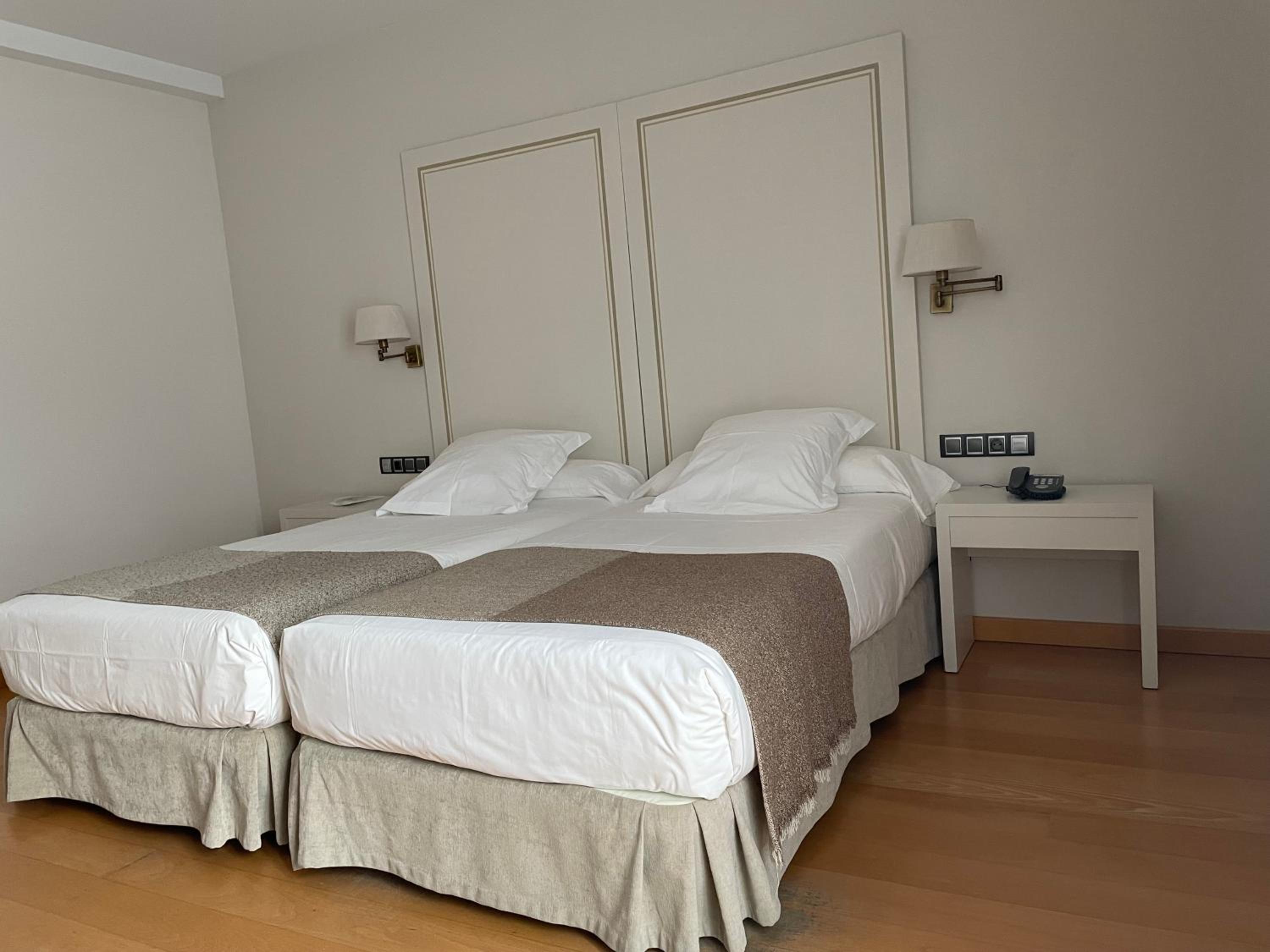Standard Double Room (2 Adults + 1 Child) - Photo 2