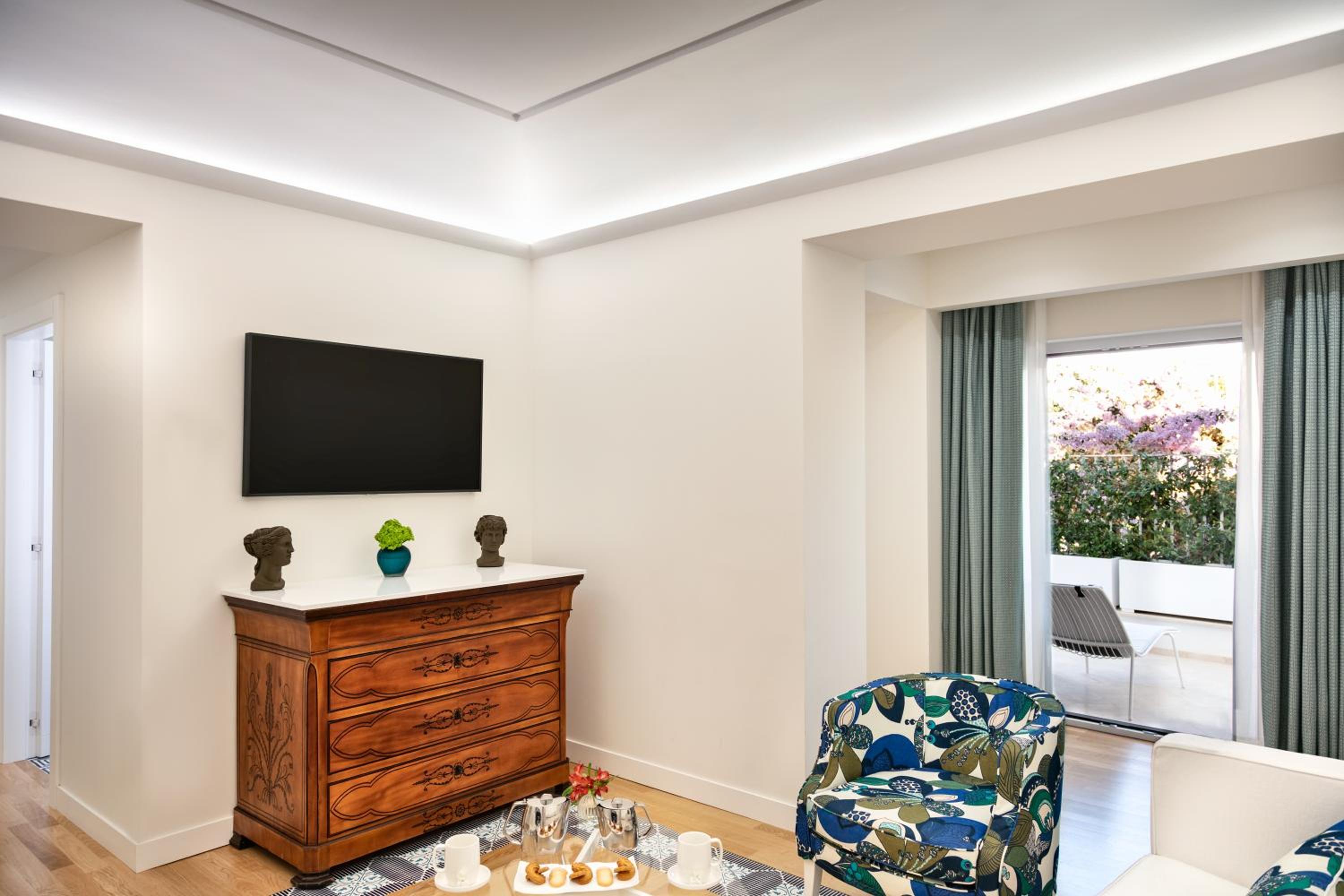 Whirlpool Suite with Patio photo 3