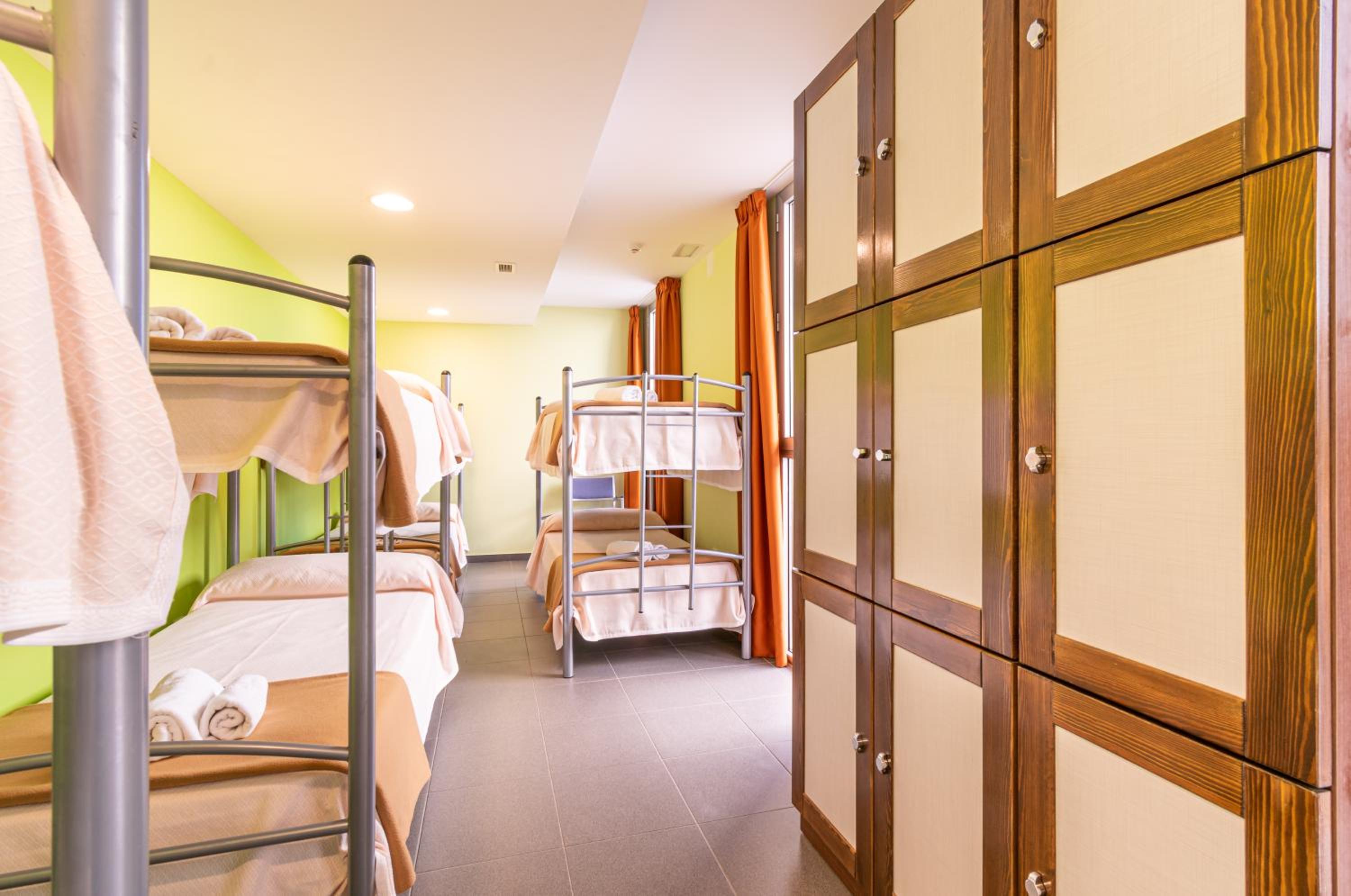 Bed in 8-Bed Mixed Dormitory Room photo 2