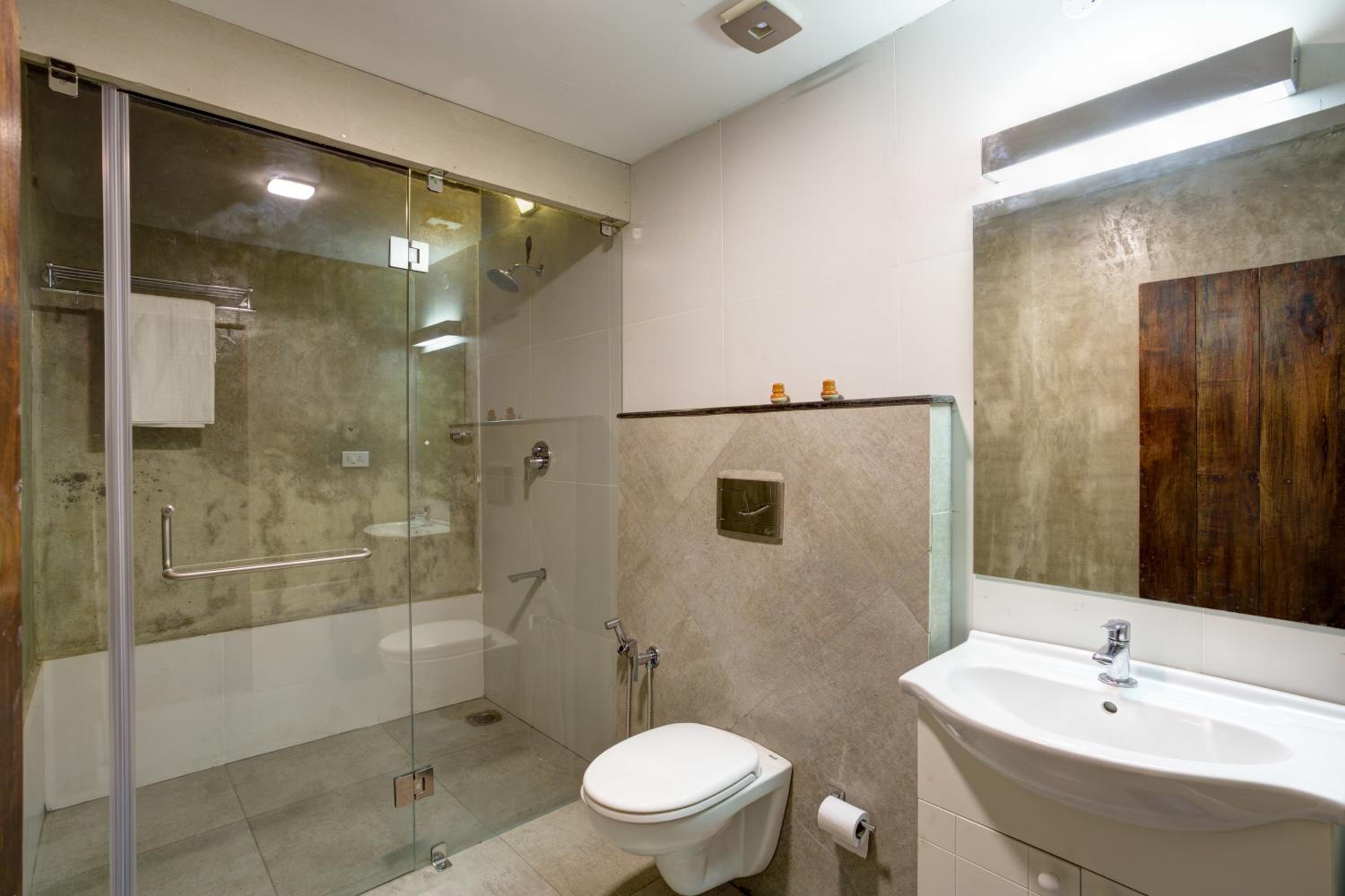 Deluxe King Suite photo 3