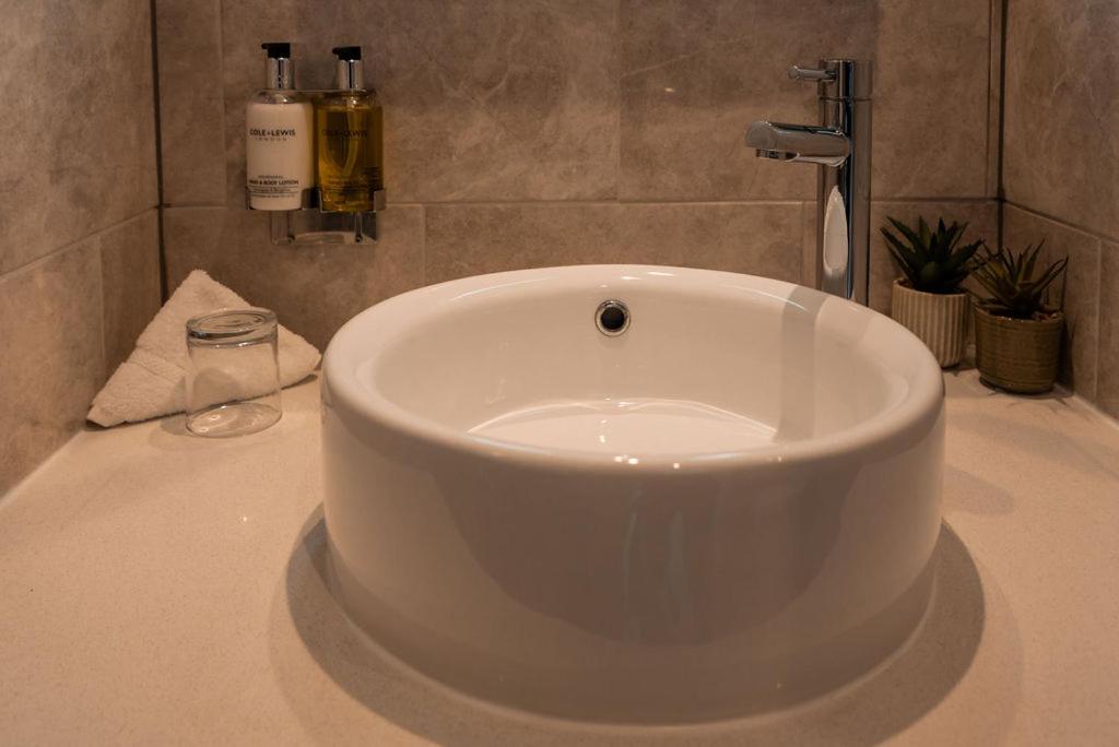 Standard Double Room - Photo 8