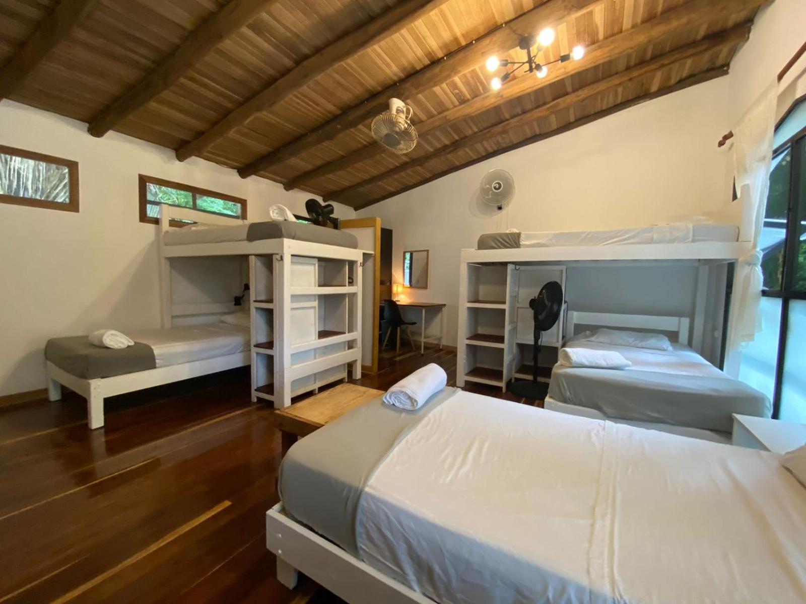 Bed in 9-Bed Mixed Dormitory Room photo 1