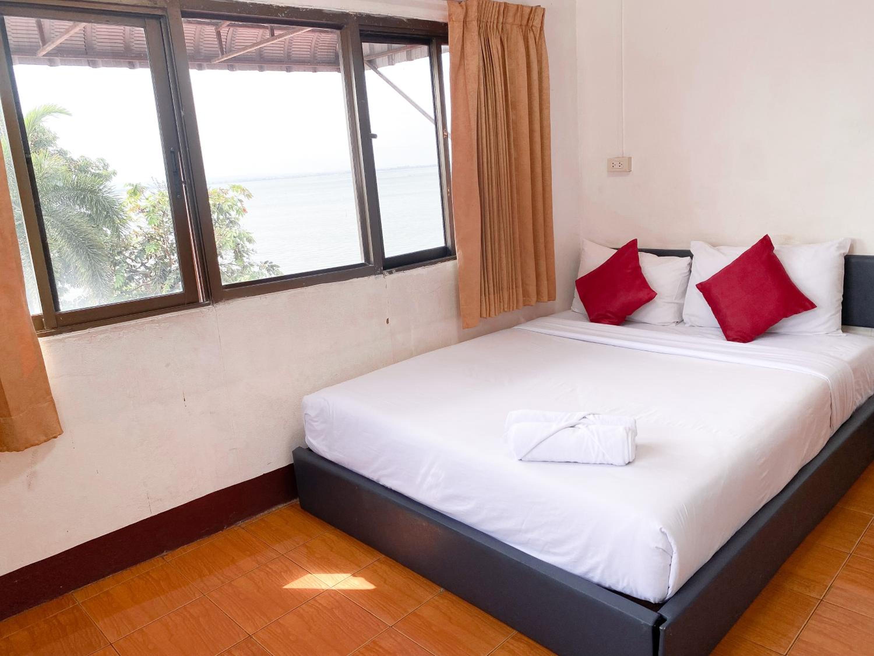 Double Room with Lake View - Photo 4