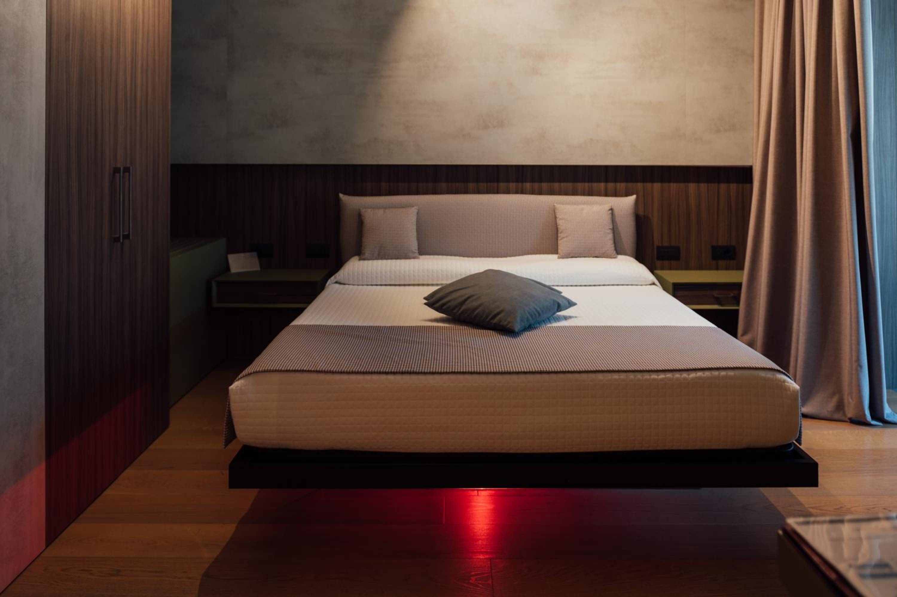 Suite with Spa Access - Photo 8