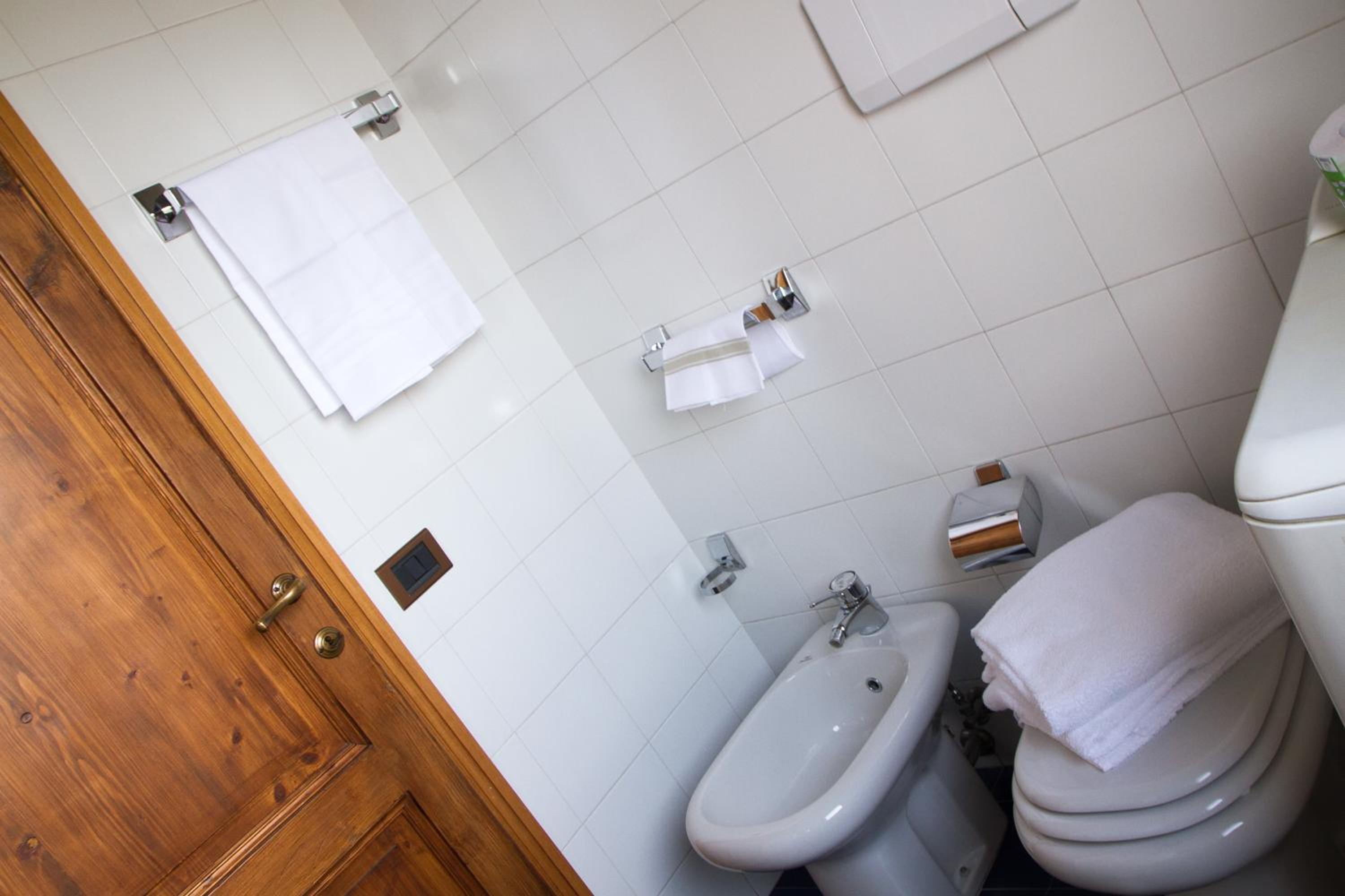 Suite with Balcony - Photo 9