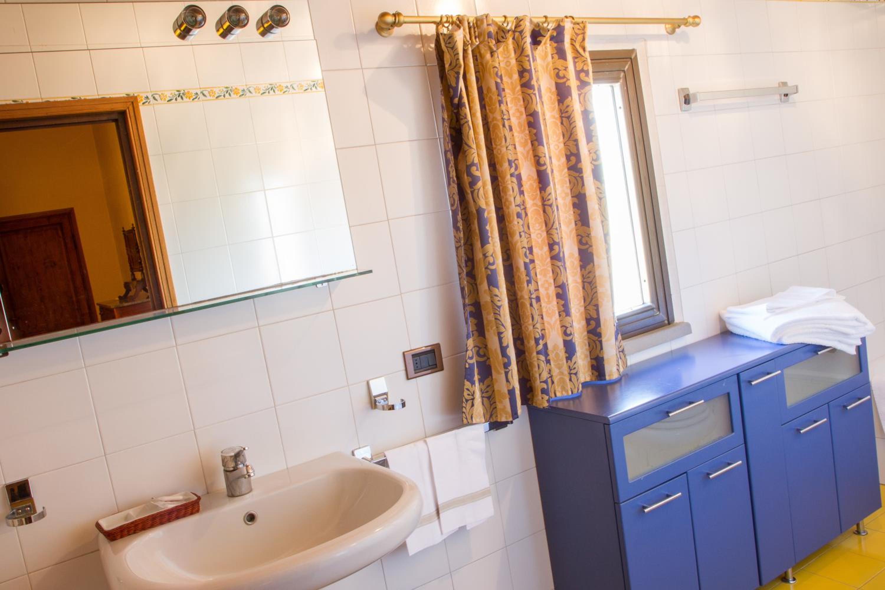 Suite with Balcony - Photo 12