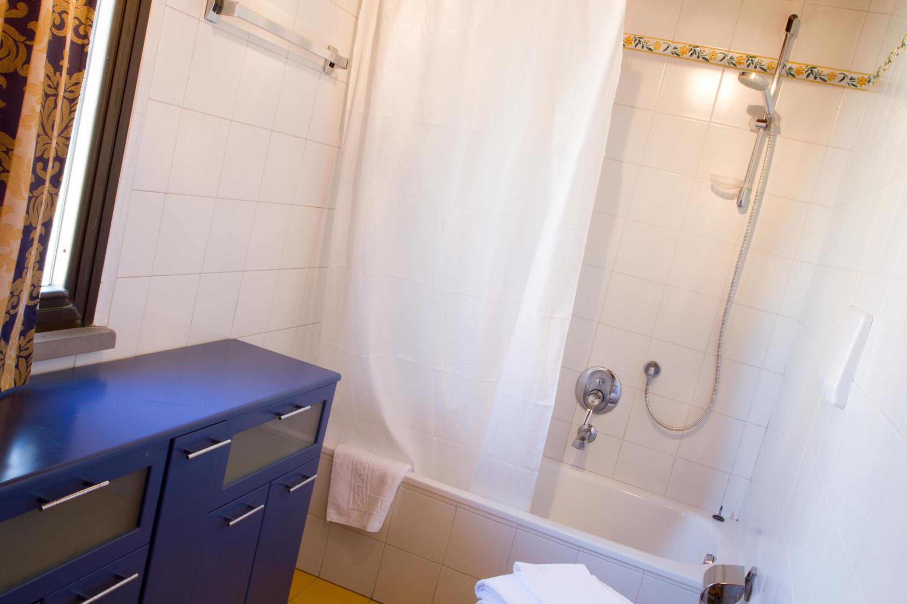Suite with Balcony - Photo 4