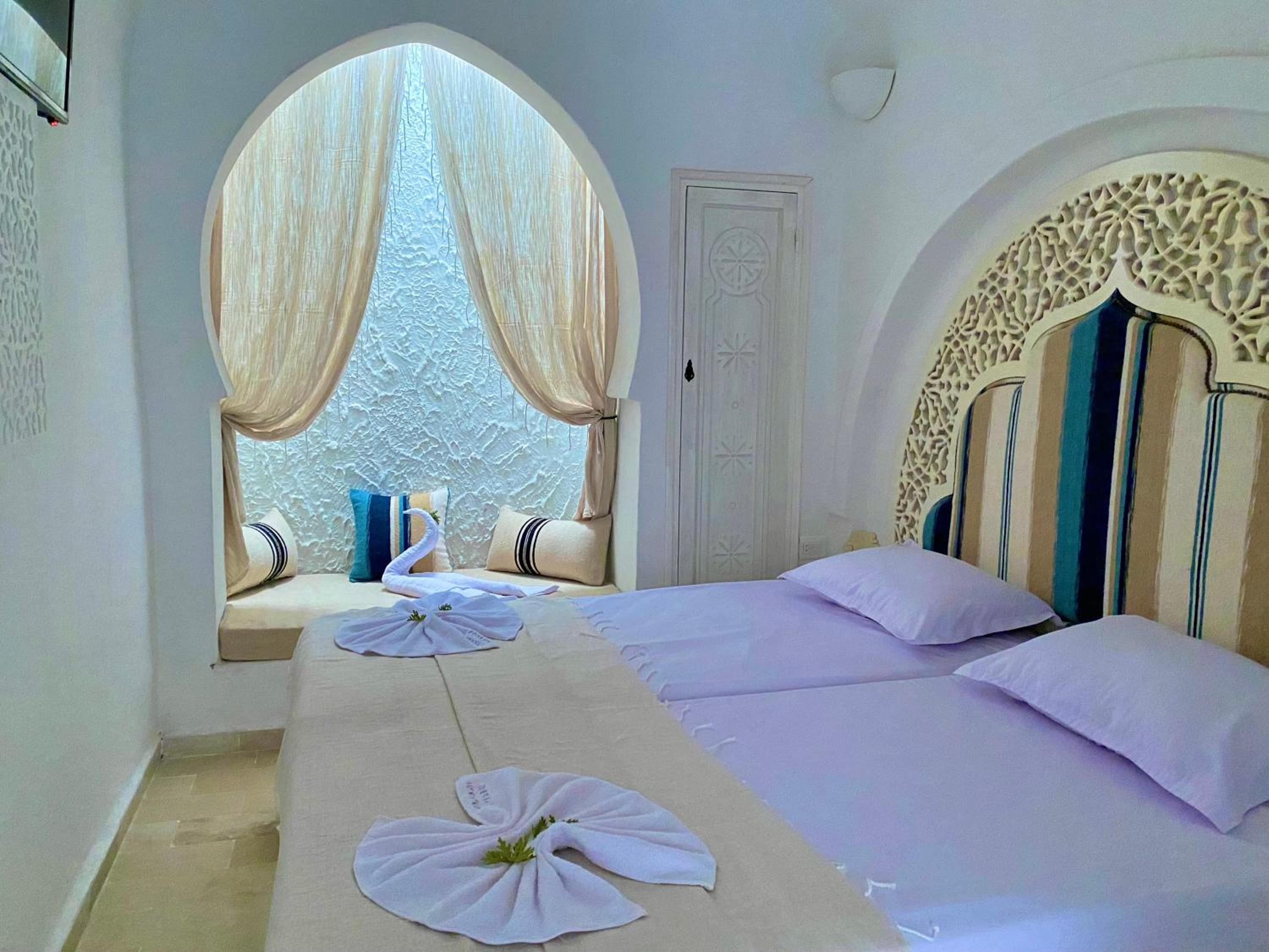 Deluxe Room (2 Adults + 1 Child) photo 1