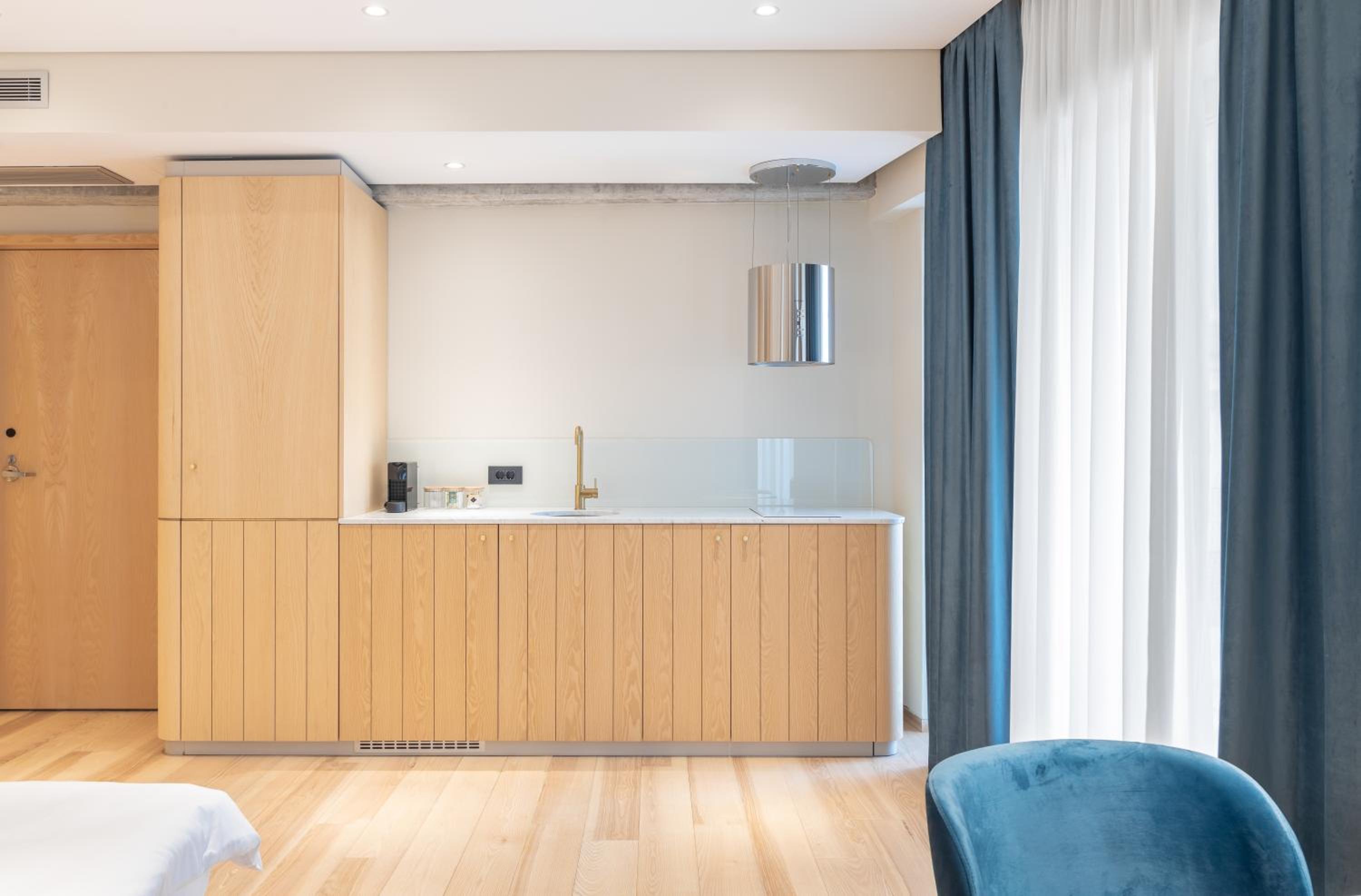 Studio with Balcony - Photo 6