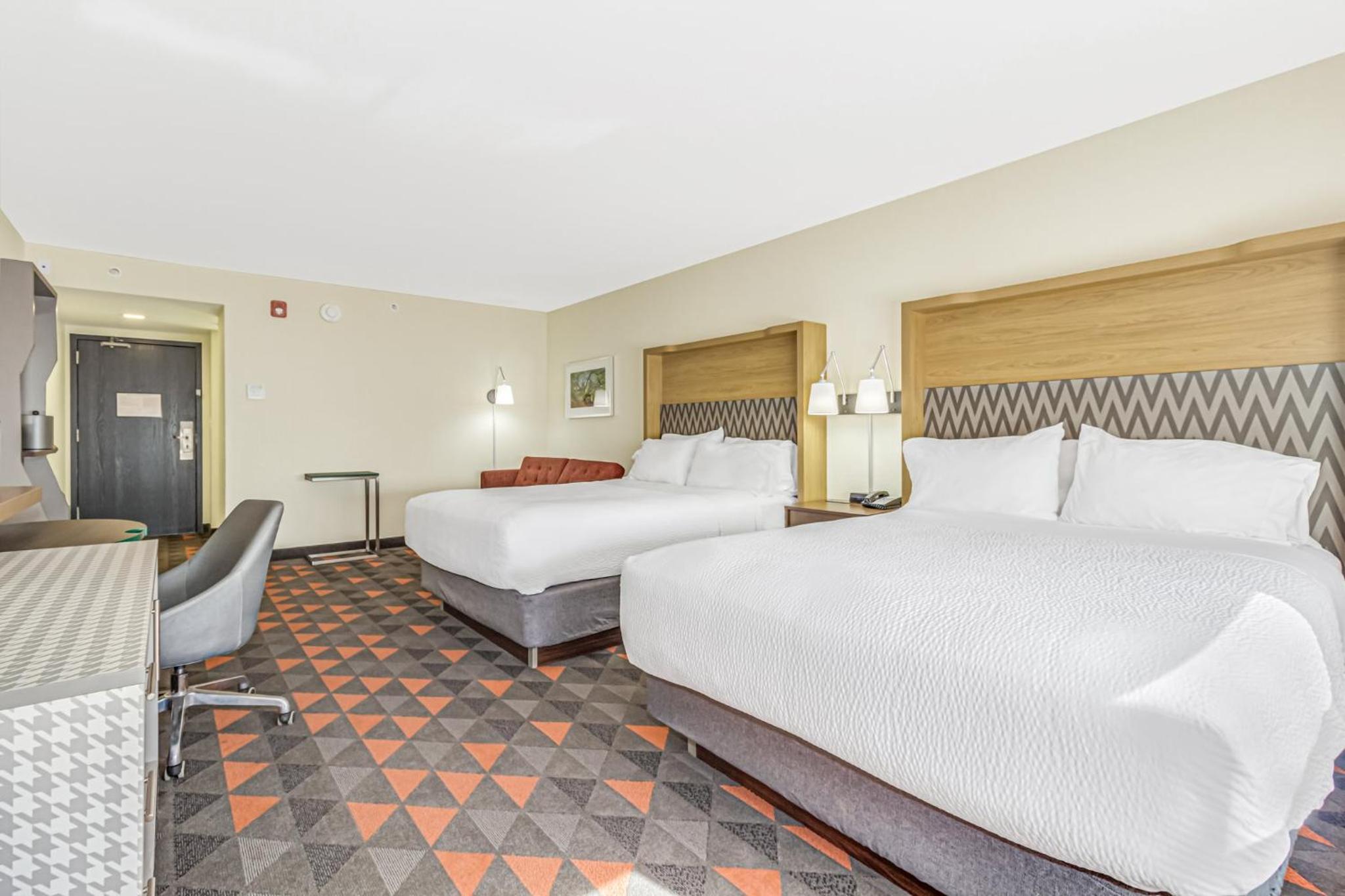 Premium Queen Room with Two Queen Beds - Photo 3