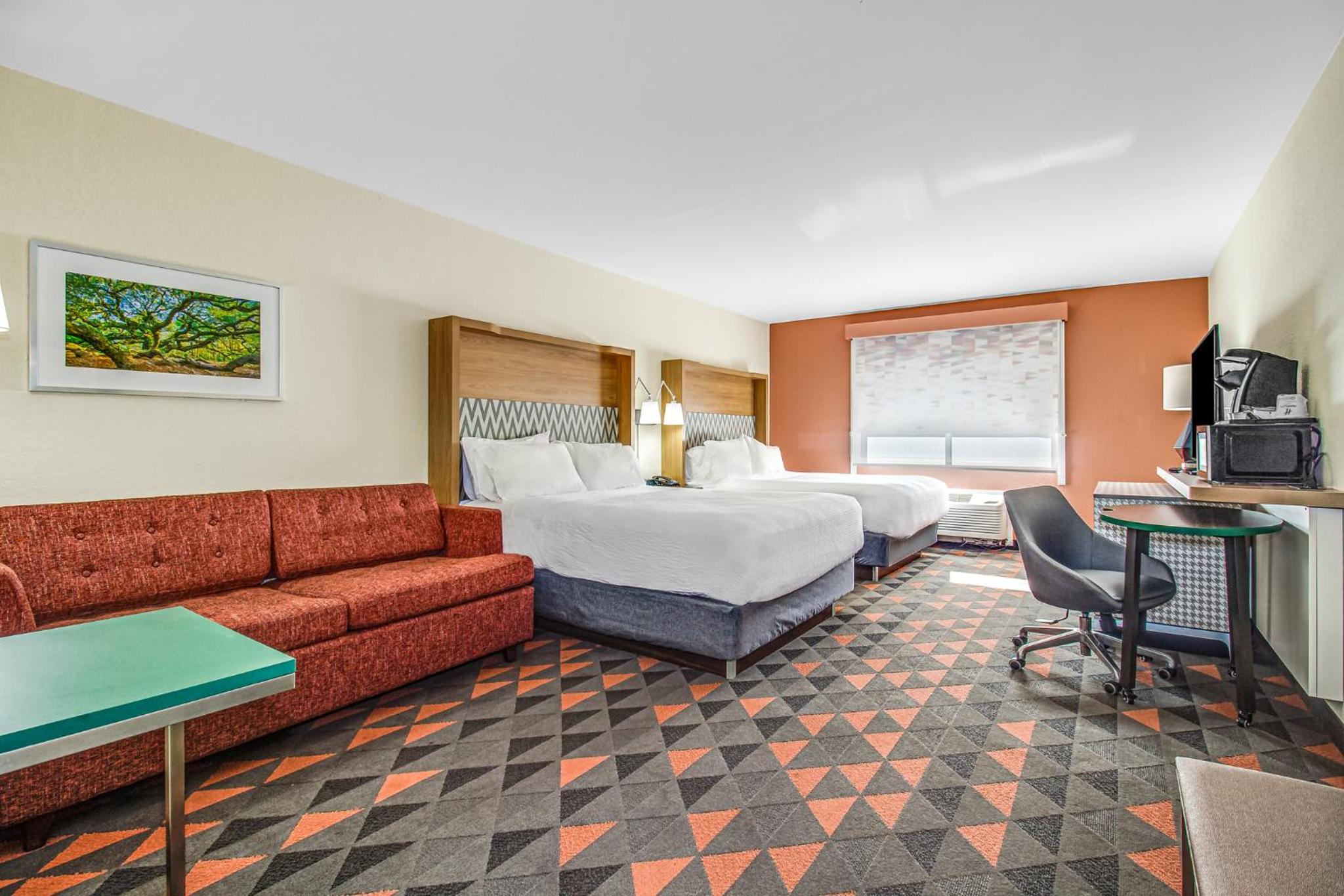 Premium Queen Room with Two Queen Beds - Photo 4