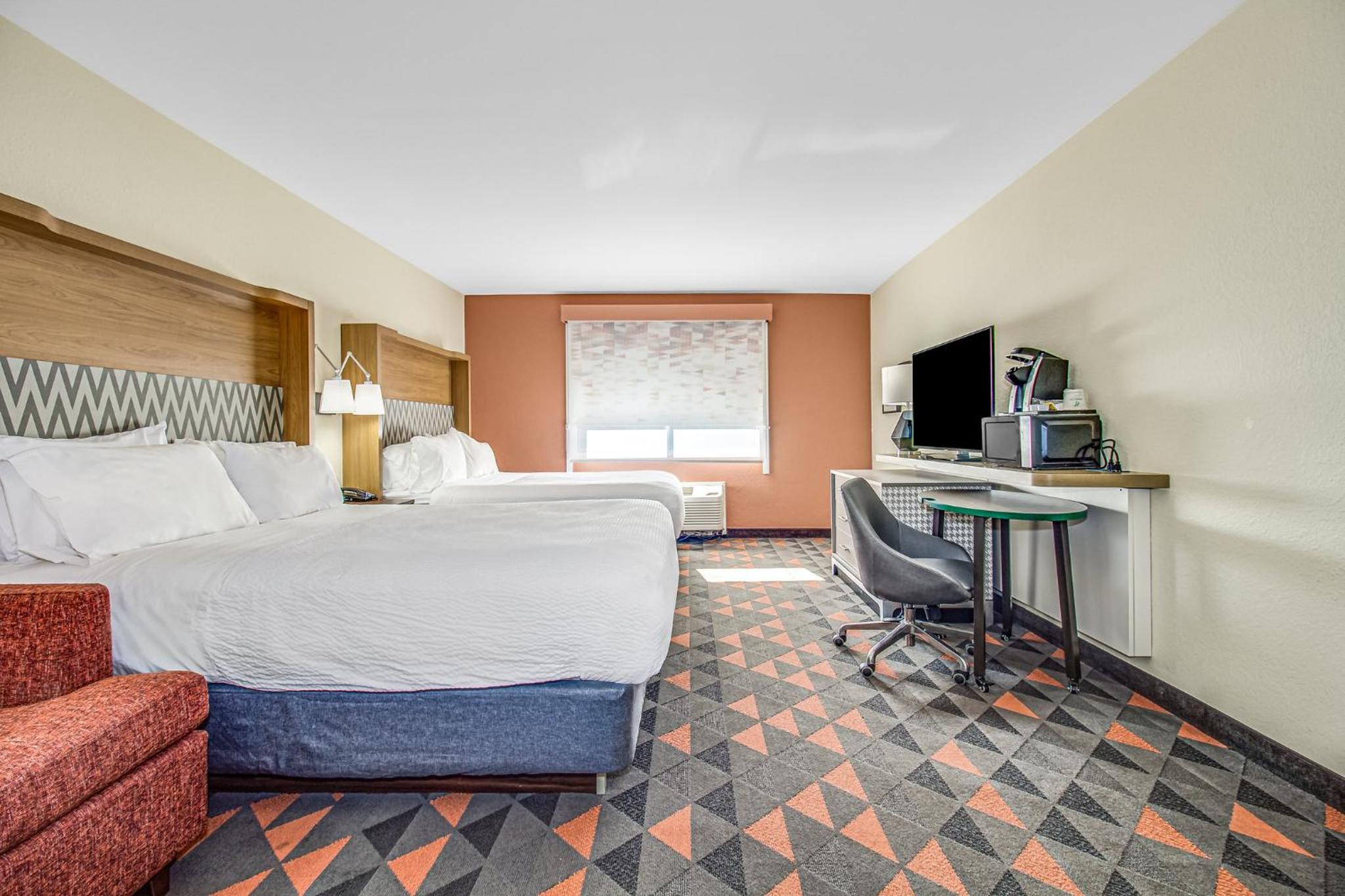 Premium Queen Room with Two Queen Beds - Photo 8