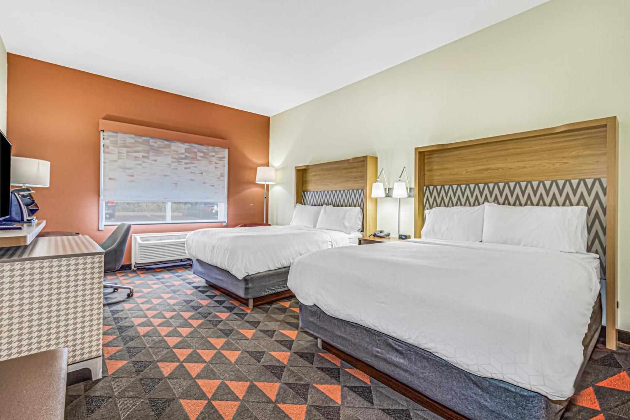 Standard Room with Two Queen Beds - Photo 5