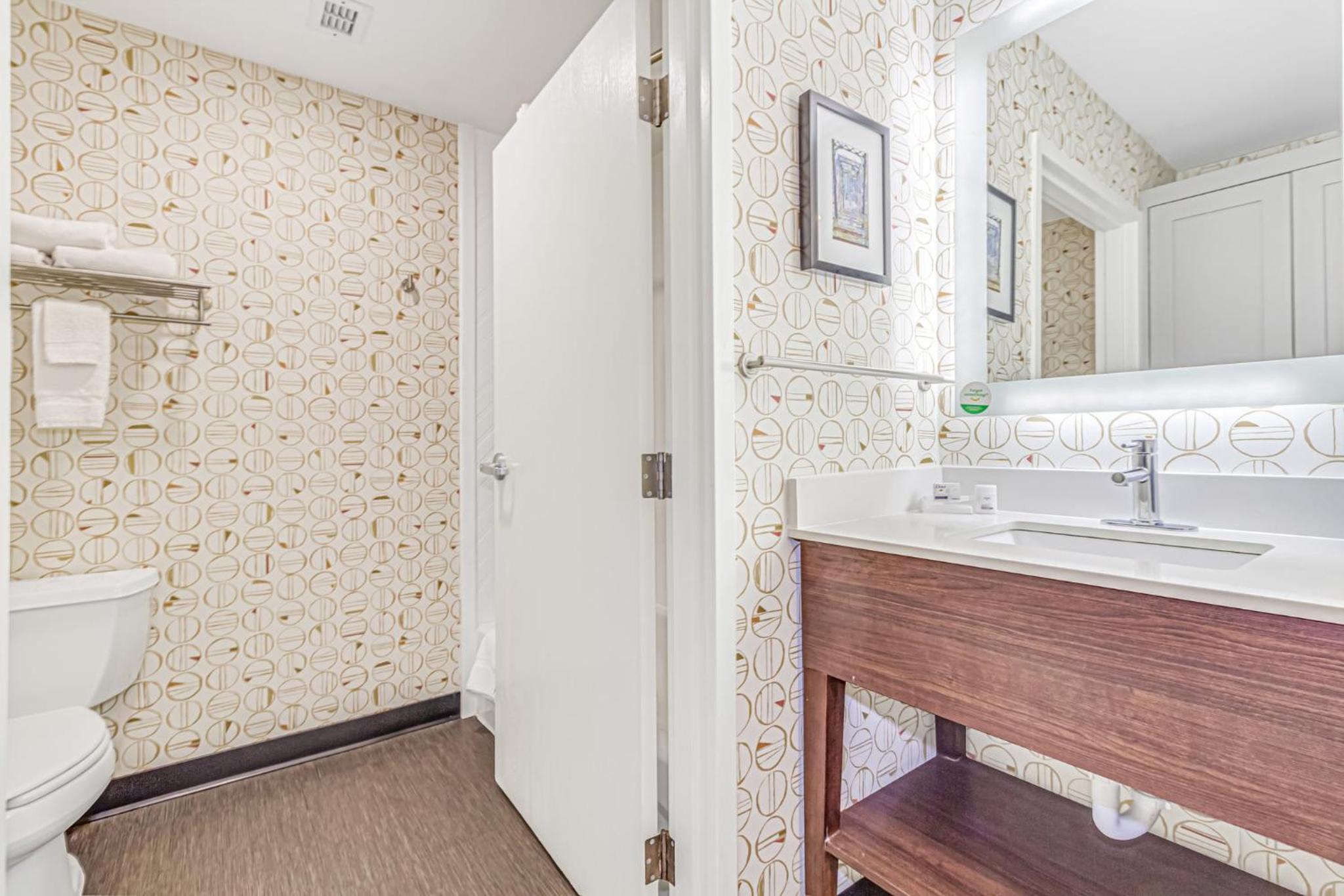 Standard Room with Two Queen Beds - Photo 4