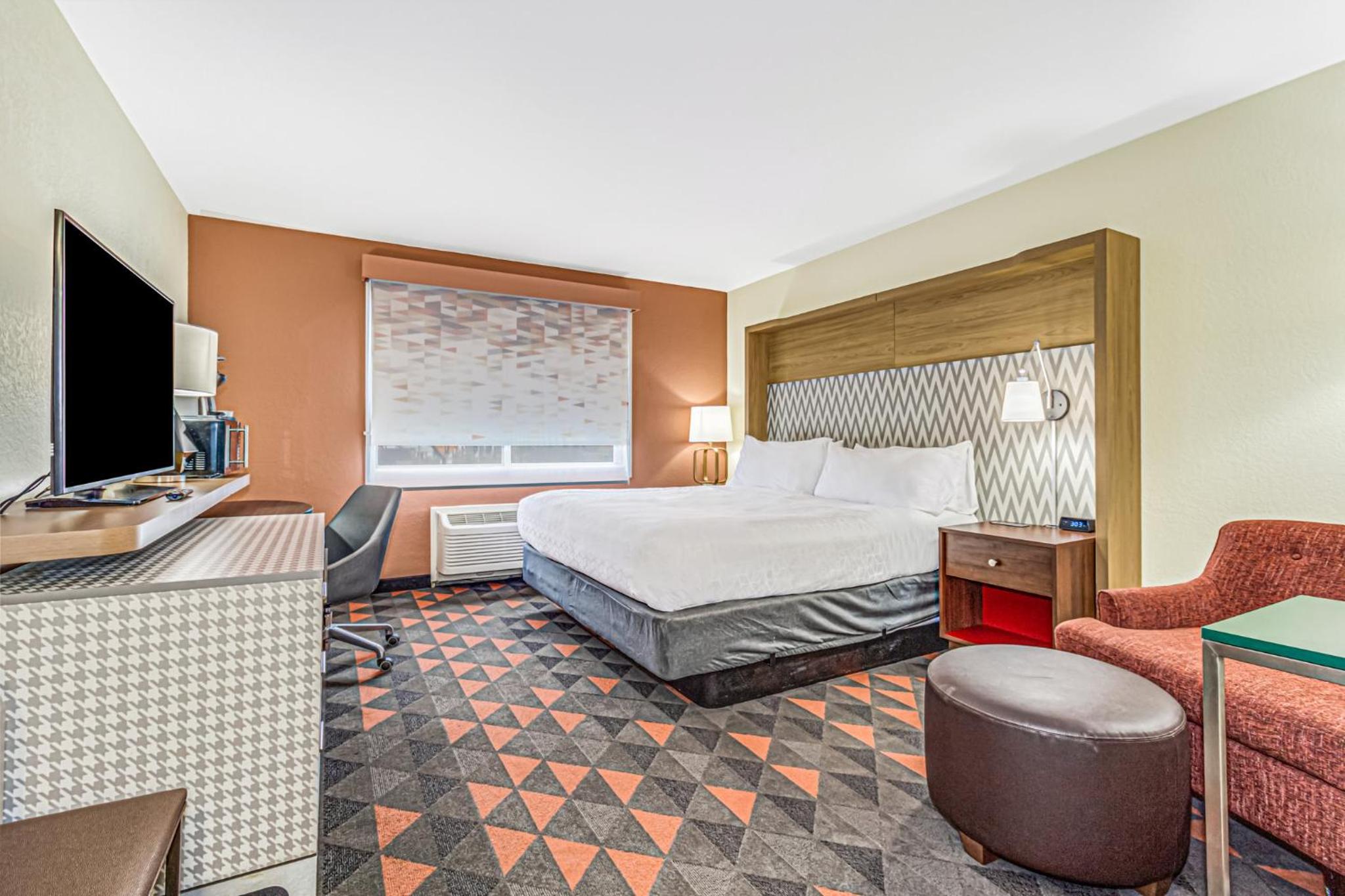Premium King Room - Photo 7