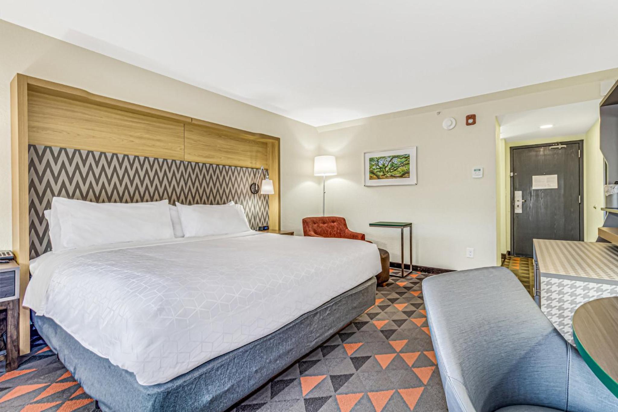 Standard King Room - Photo 7