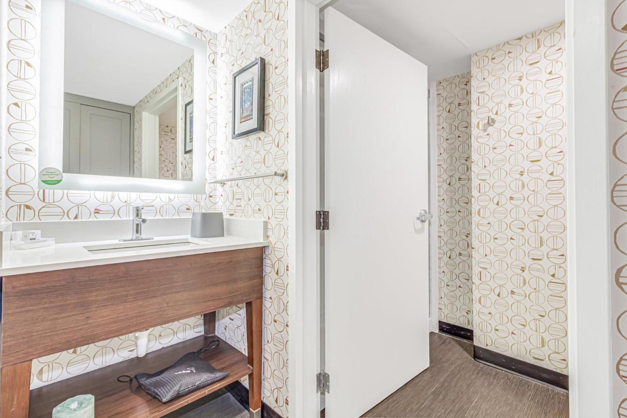 Standard Room with Two Queen Beds - Photo 6