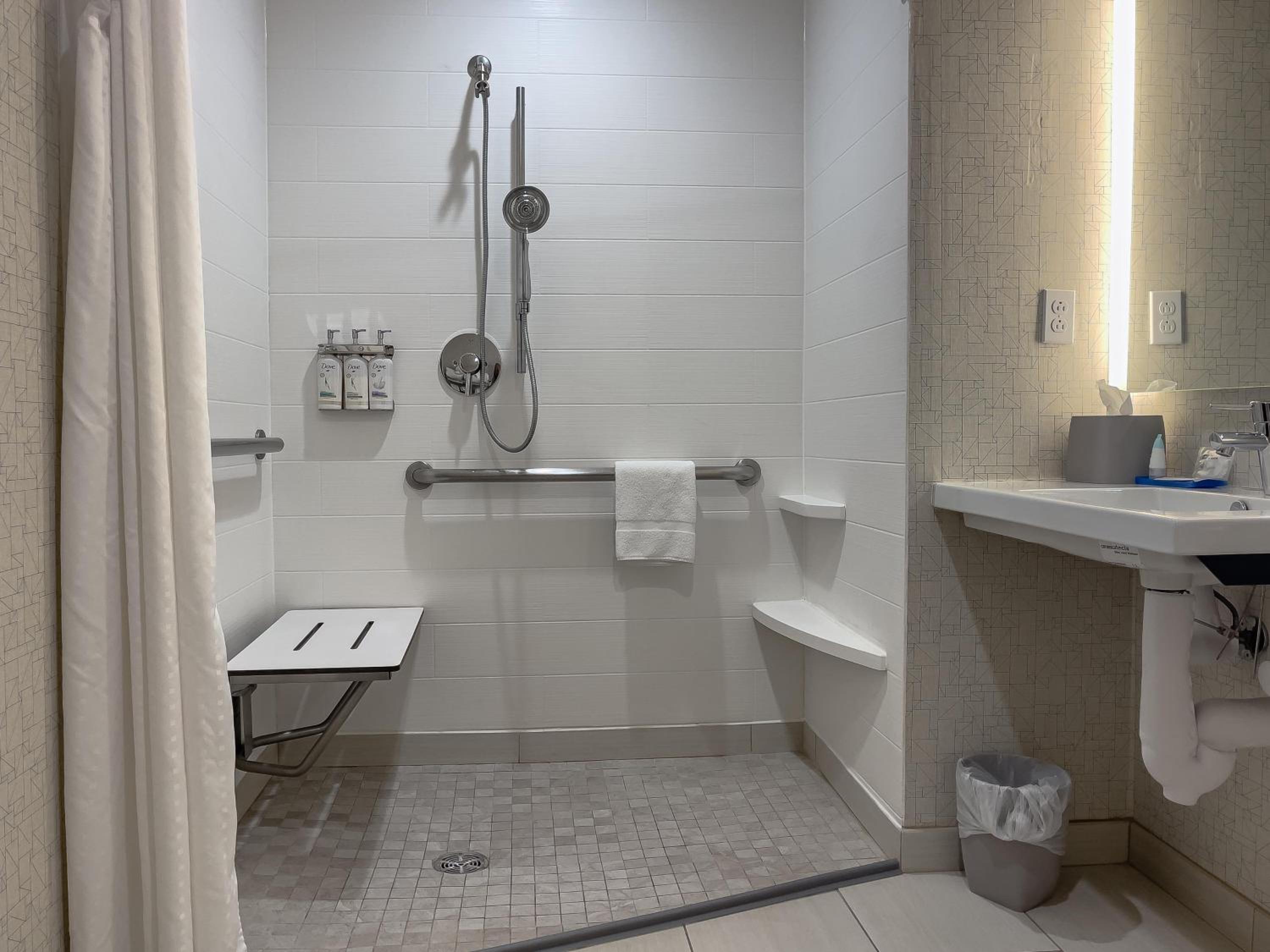 Queen Room with Two Queen Beds- Hearing Accessible Roll in Shower/Non-Smoking - Photo 3