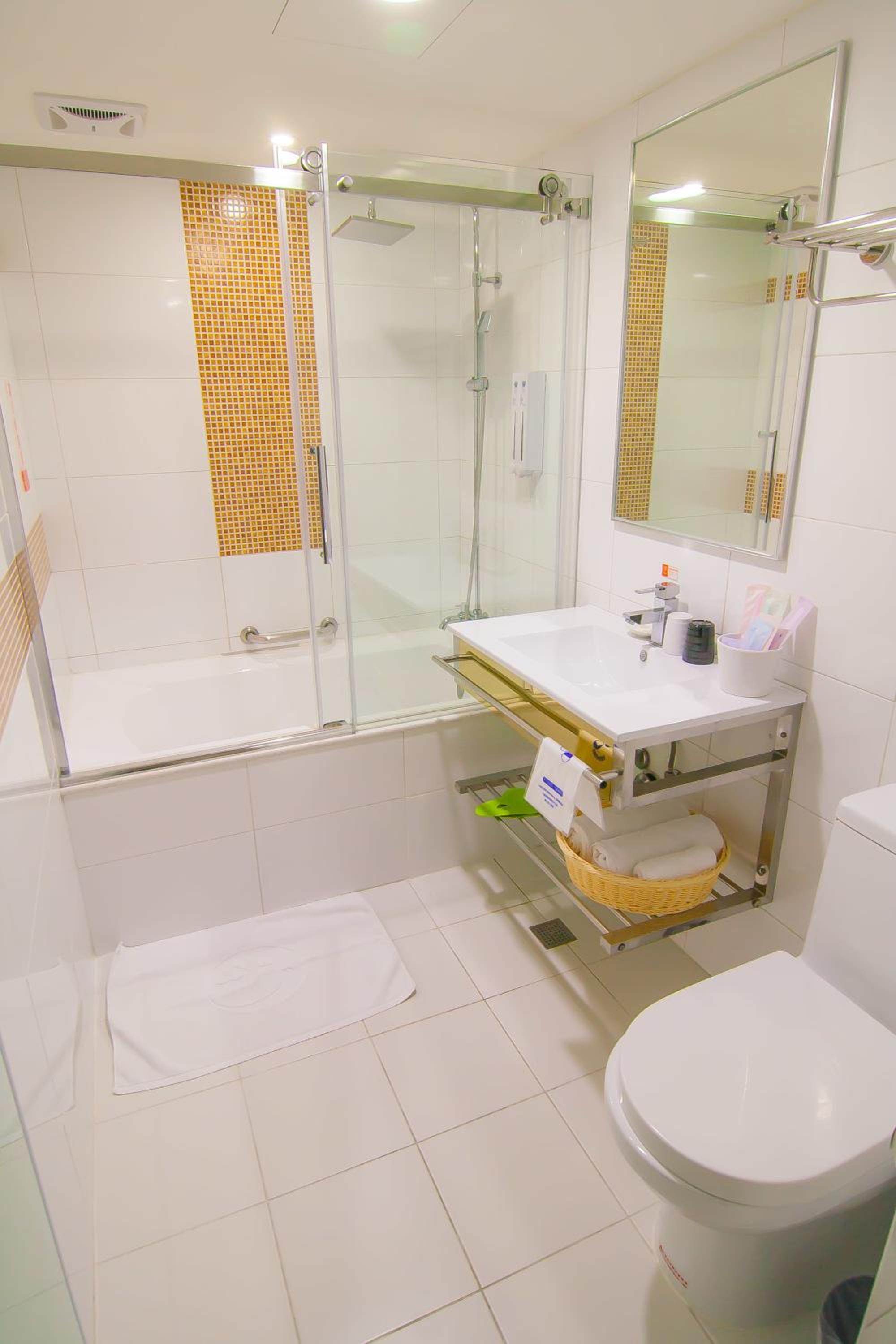 Queen Room with Bath - Photo 2