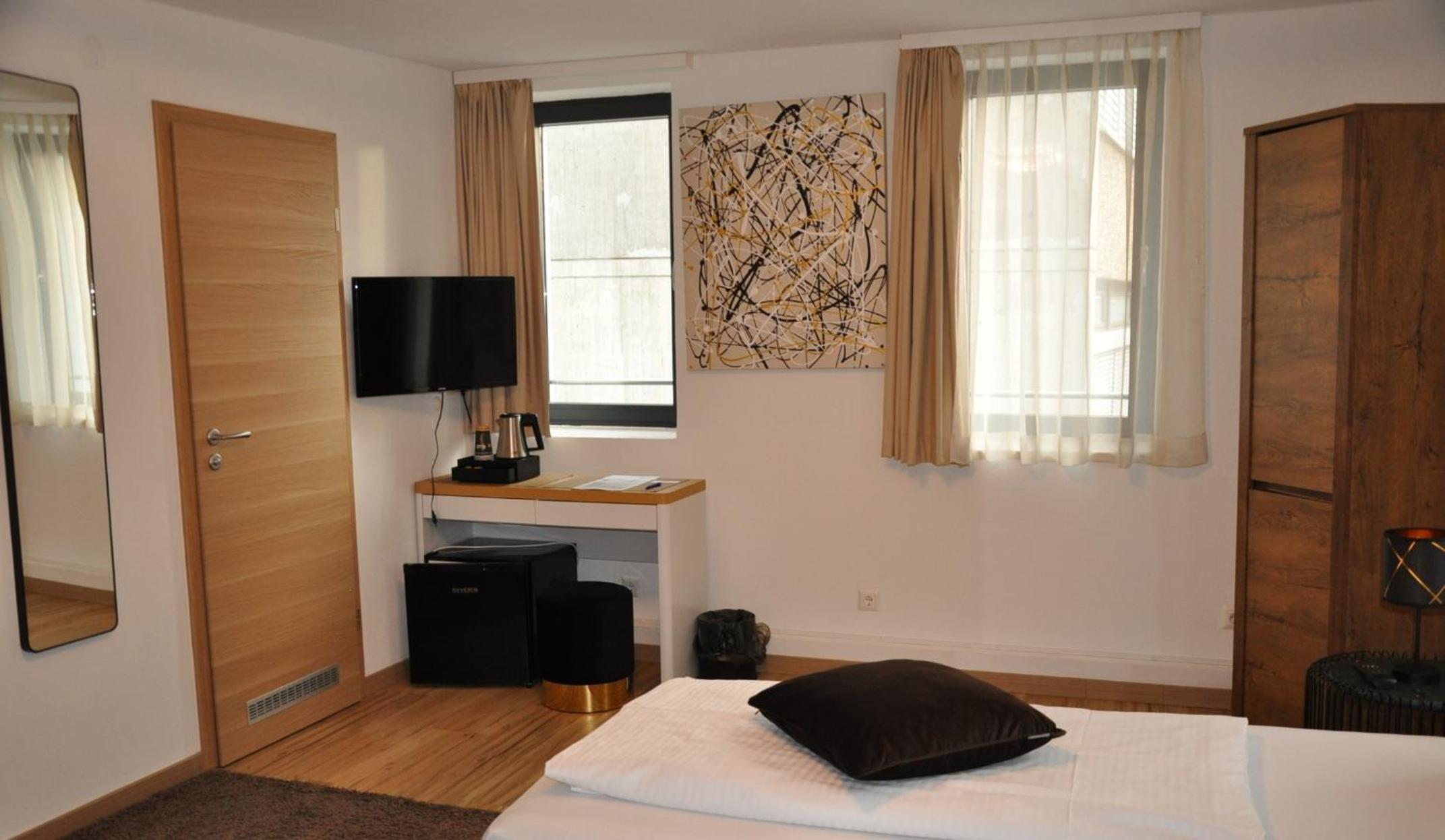 Standard Double or Twin Room - Photo 7