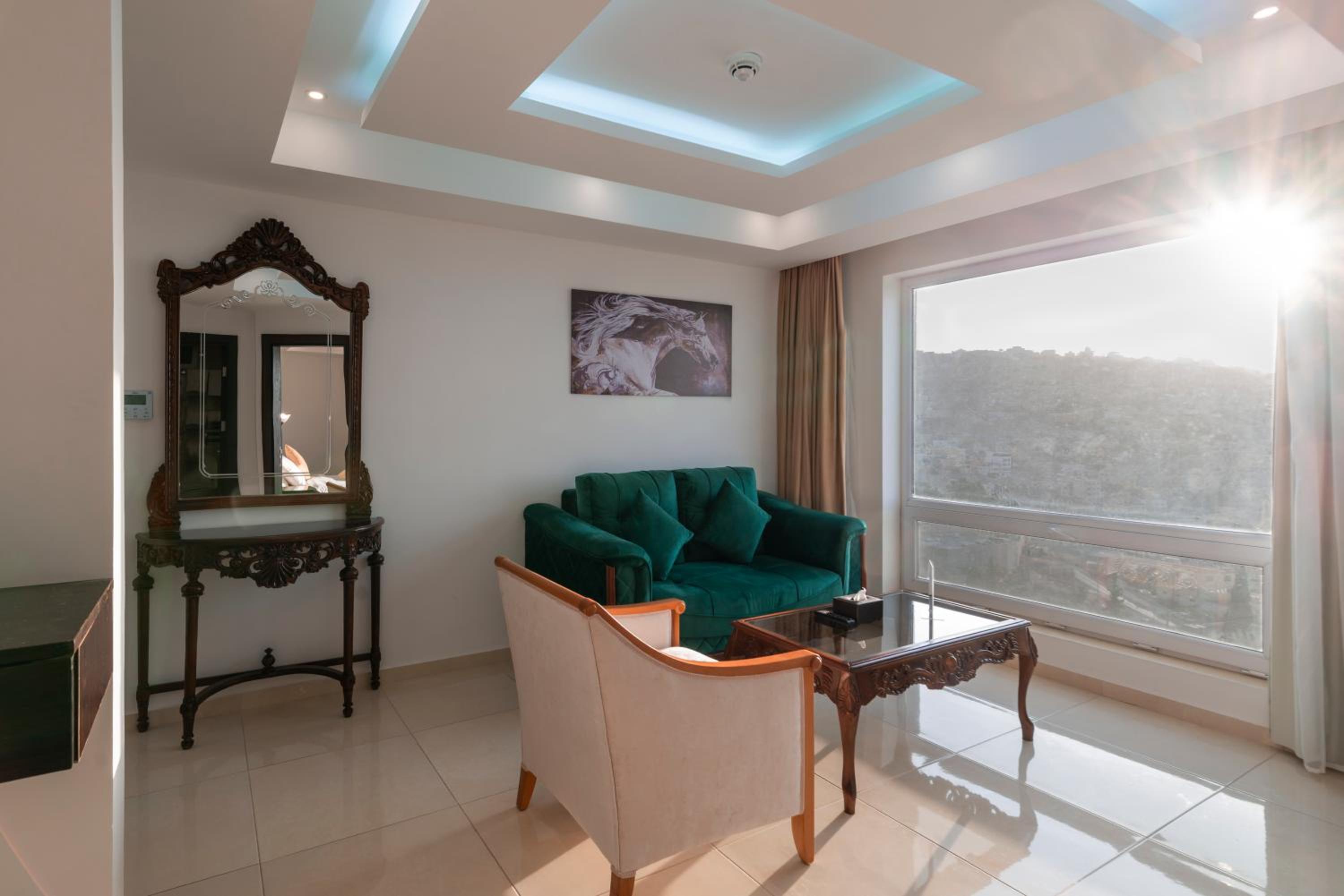 Executive Suite - Photo 5