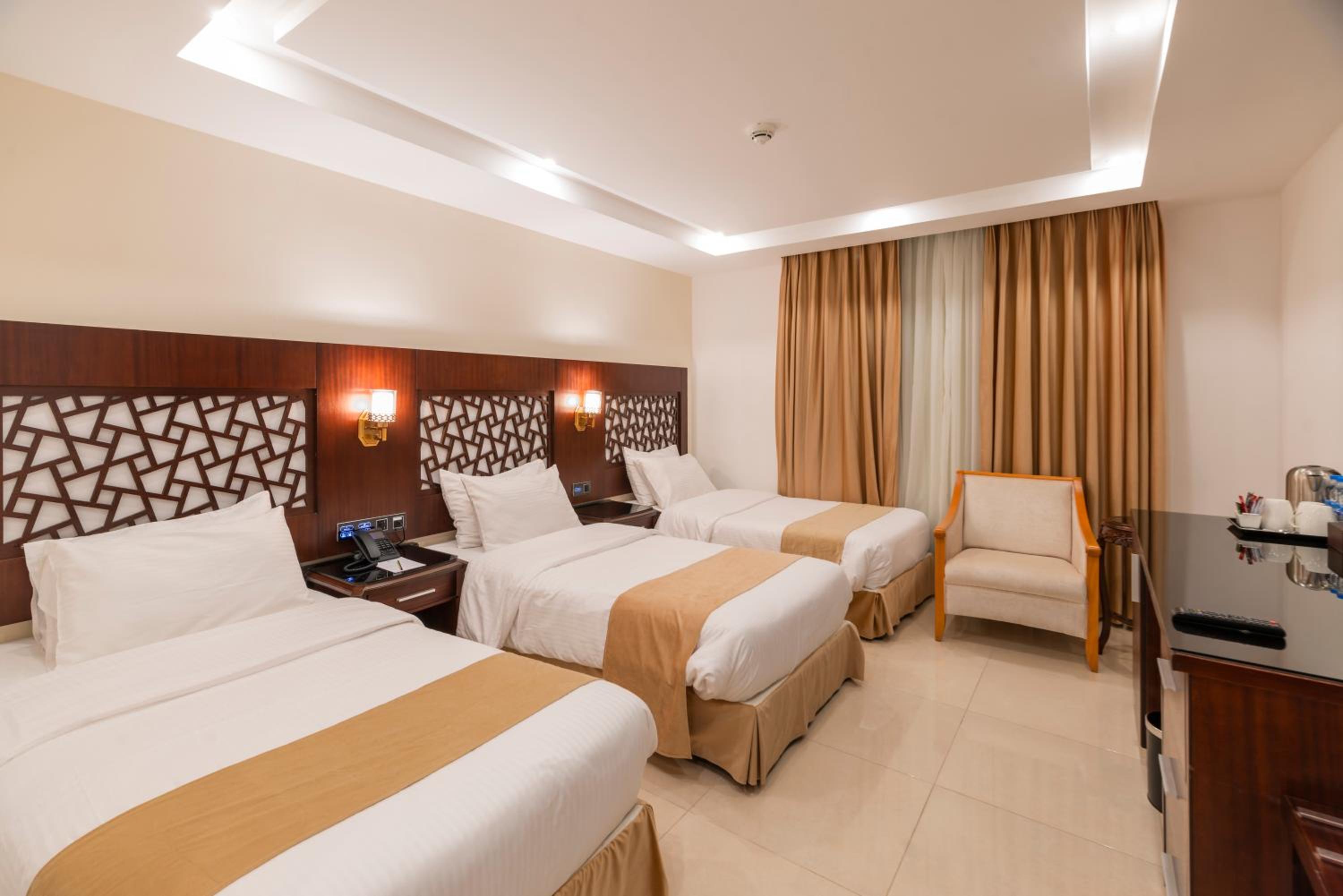 Deluxe Triple Room - Photo 9
