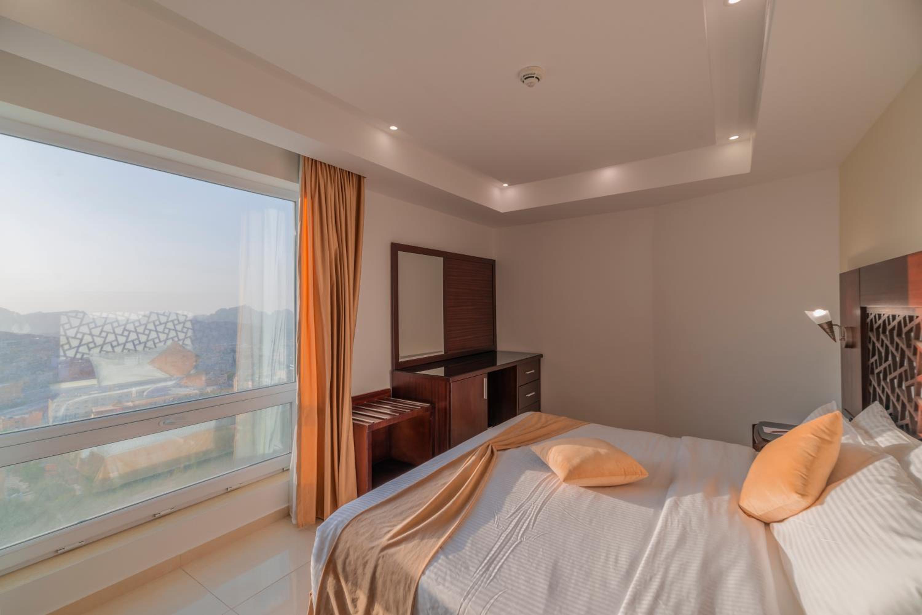 Executive Suite - Photo 8