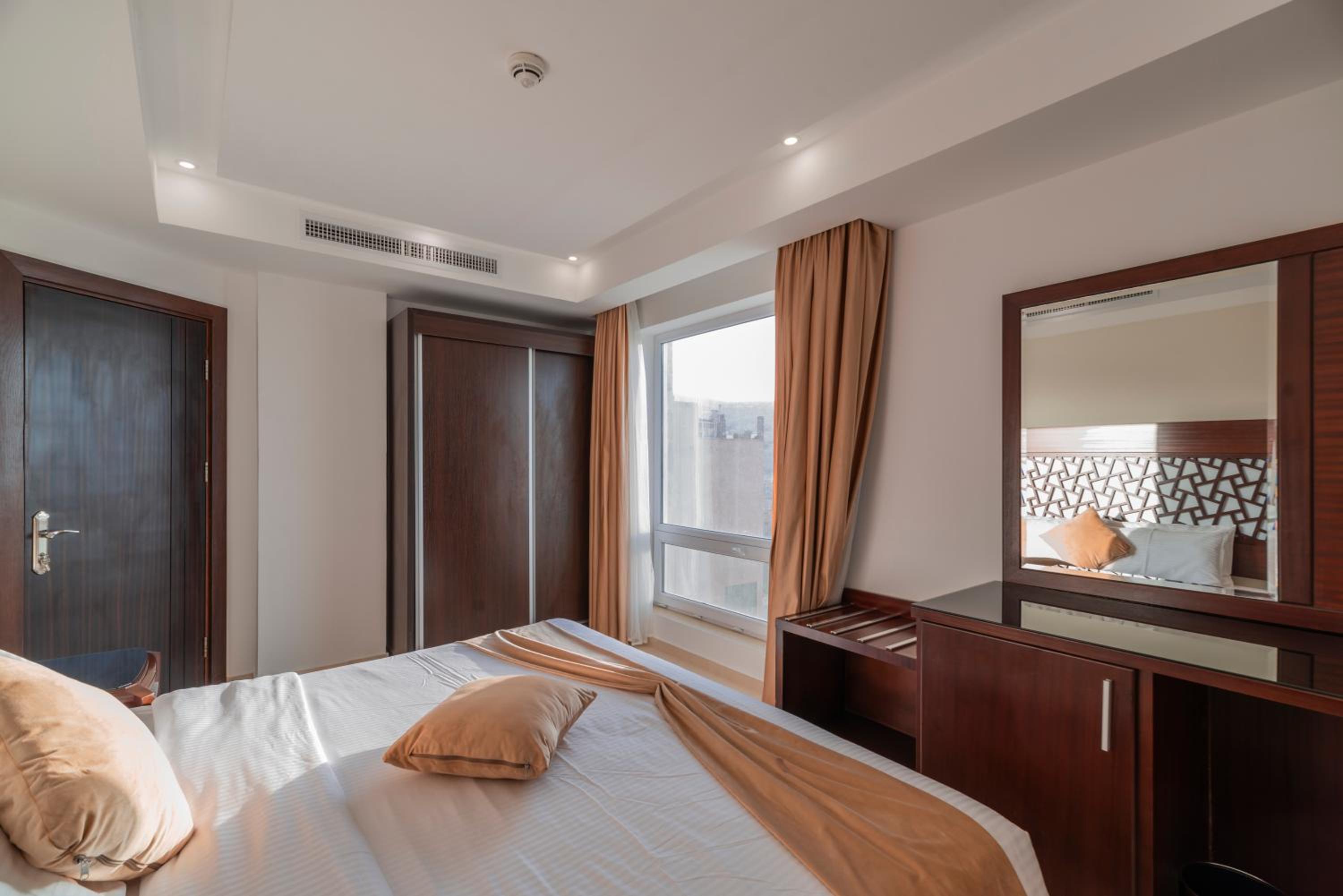 Executive Suite - Photo 4