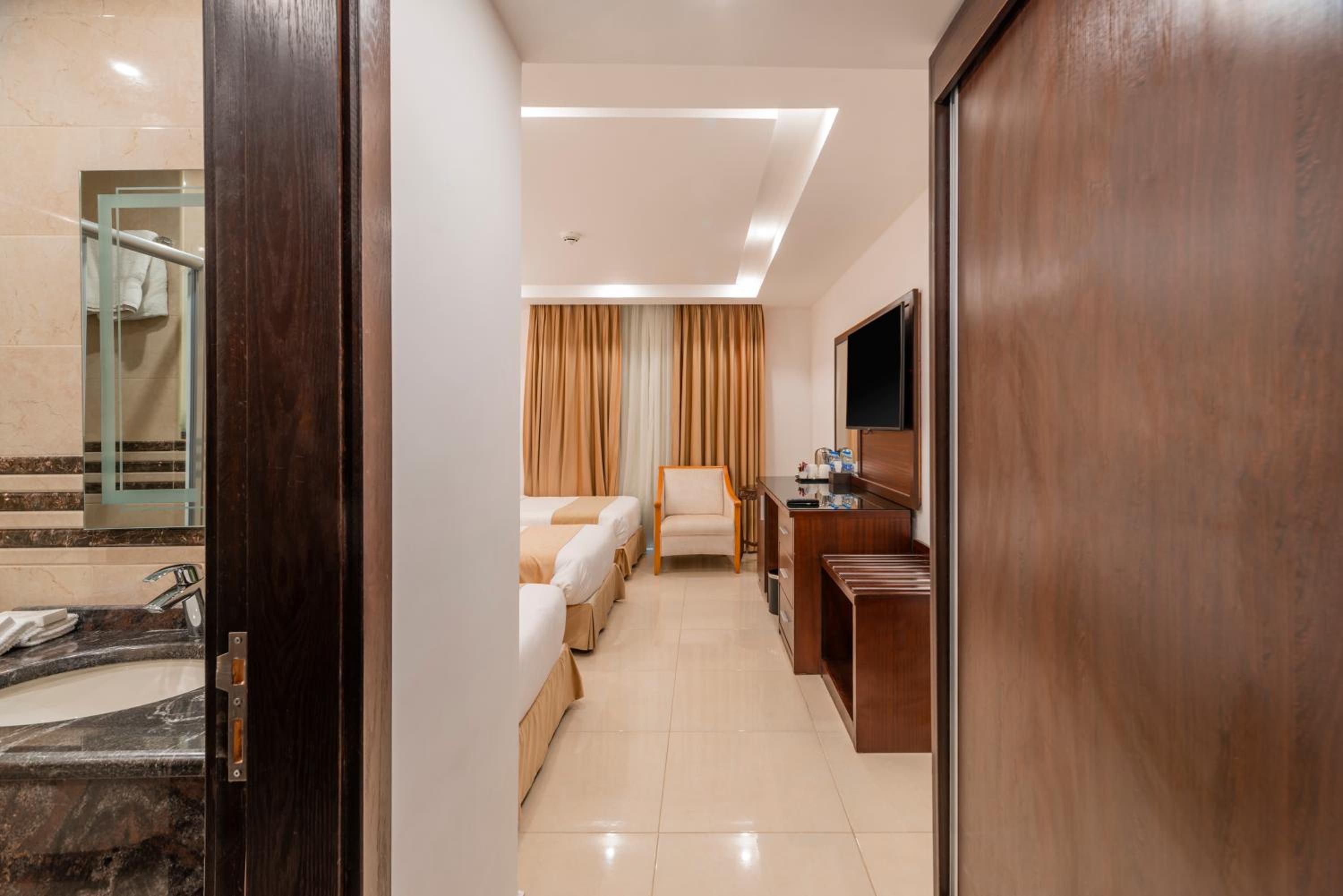 Executive Suite - Photo 2