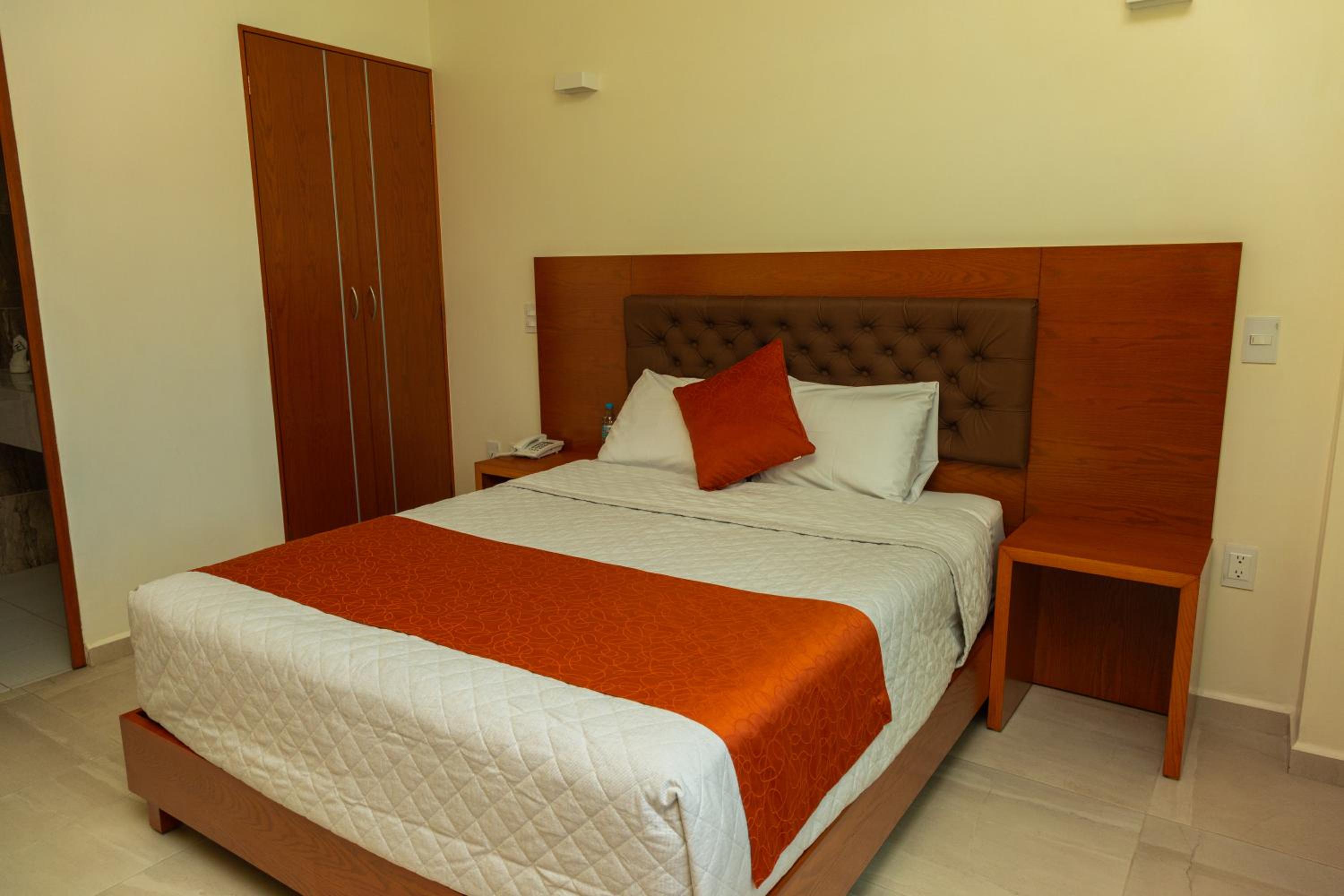 Queen Room photo 1