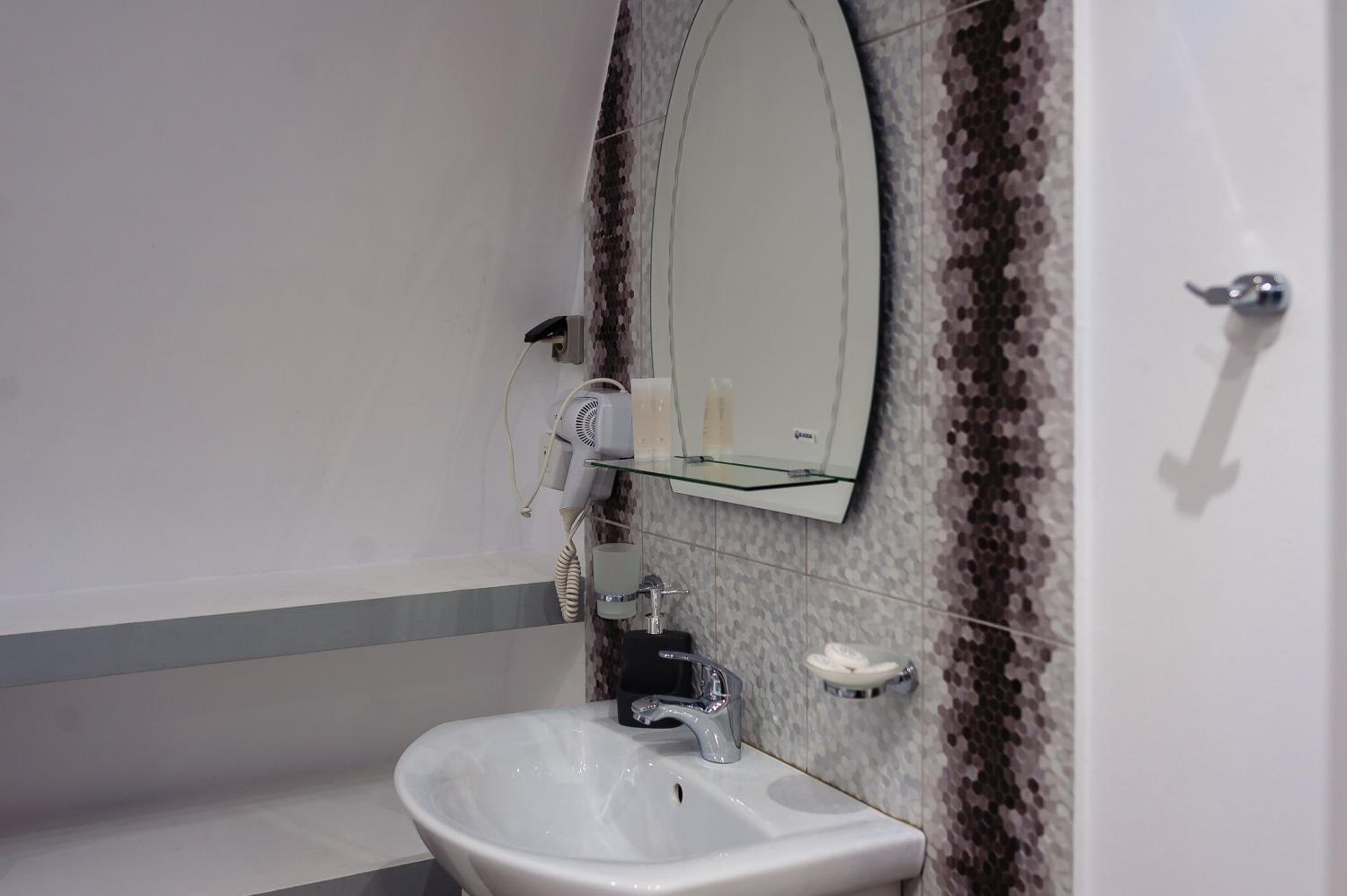 One-Bedroom Apartment - Photo 3